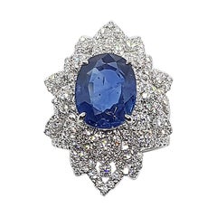 Bague en or blanc 18 carats sertie d'un saphir bleu et de diamants