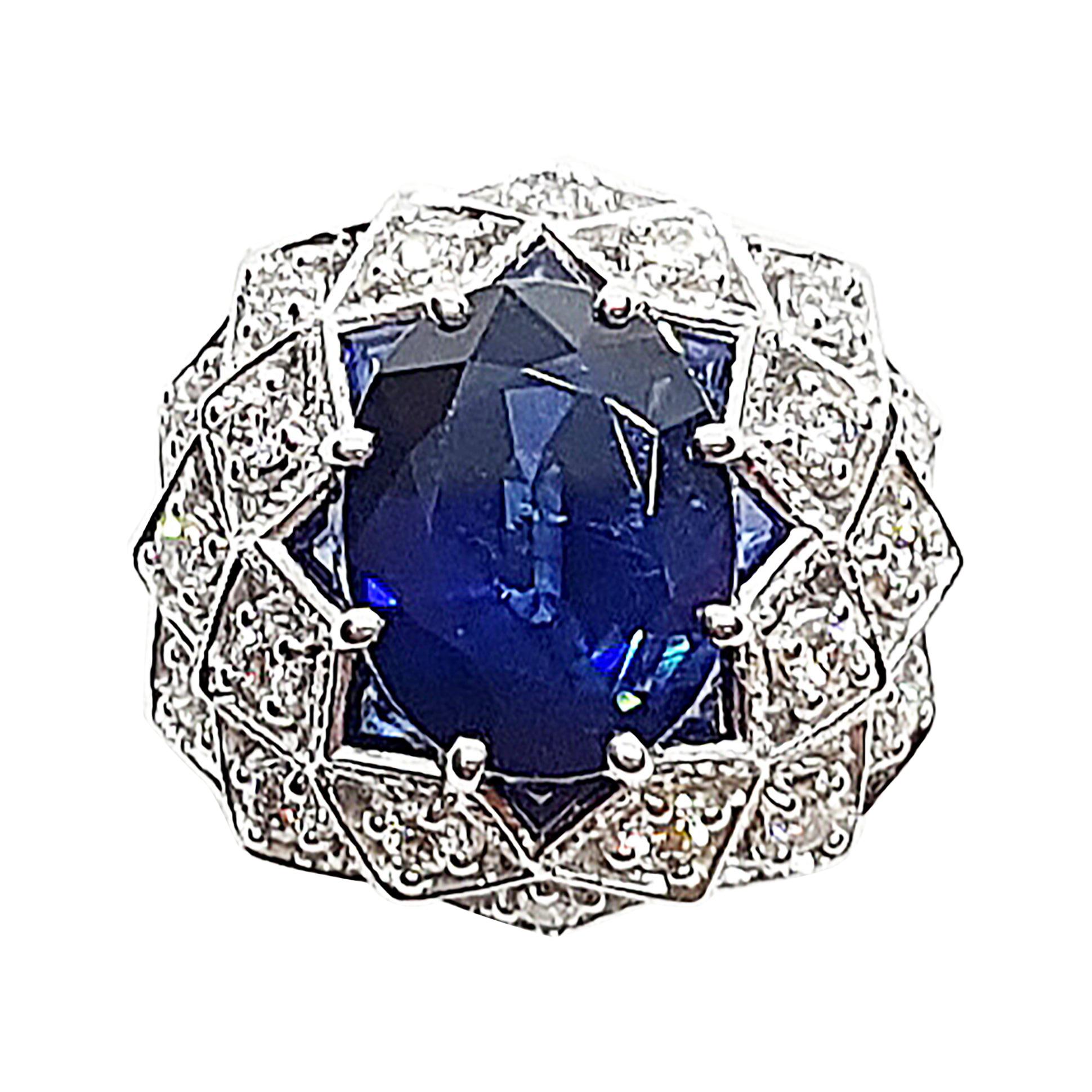 Bague en or blanc 18 carats sertie d'un saphir bleu et de diamants