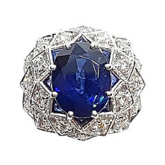 Bague en or blanc 18 carats sertie d'un saphir bleu et de diamants