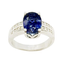 Anello con zaffiro blu e diamanti incastonati in oro bianco 18 carati