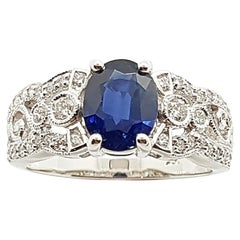 Anello con zaffiro blu e diamanti incastonati in oro bianco 18 carati