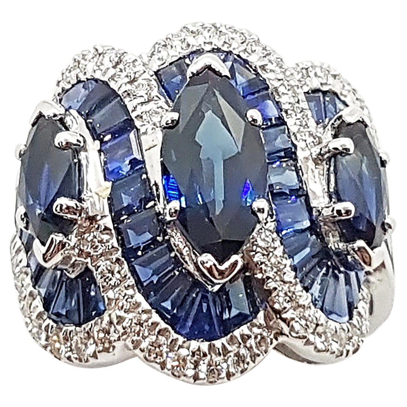 Anello con zaffiro blu e diamanti incastonati in oro bianco 18 carati