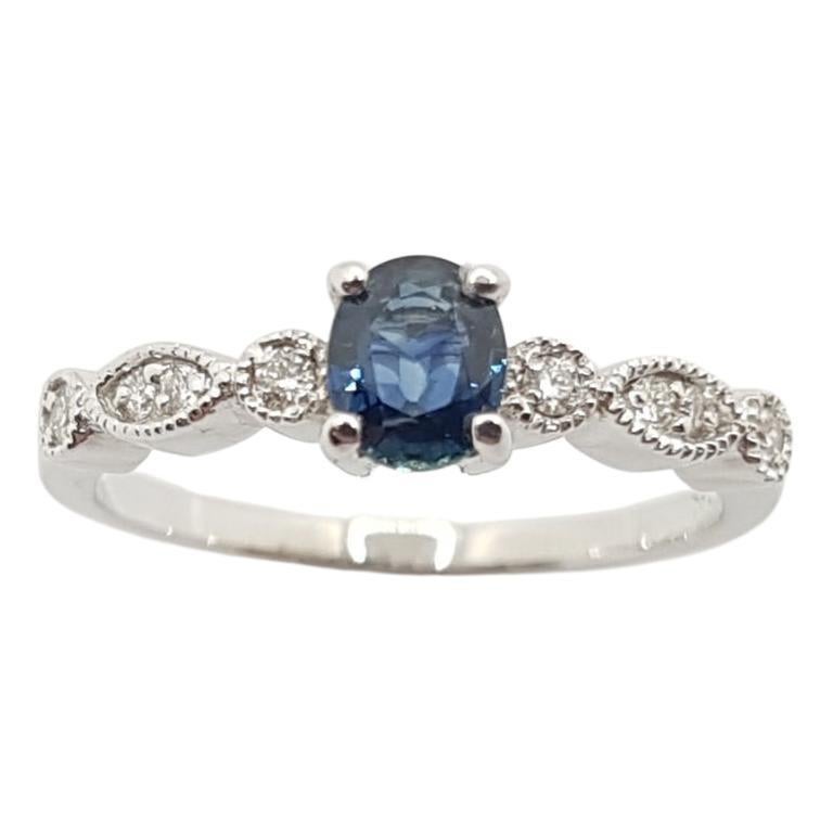 Anello con zaffiro blu e diamanti incastonati in oro bianco 18 carati