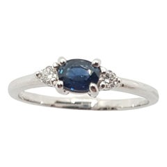 Anello con zaffiro blu e diamanti incastonati in oro bianco 18 carati