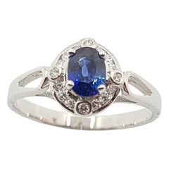 Bague en or blanc 18 carats sertie d'un saphir bleu et de diamants