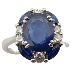 Anello con zaffiro blu e diamanti incastonati in oro bianco 18 carati