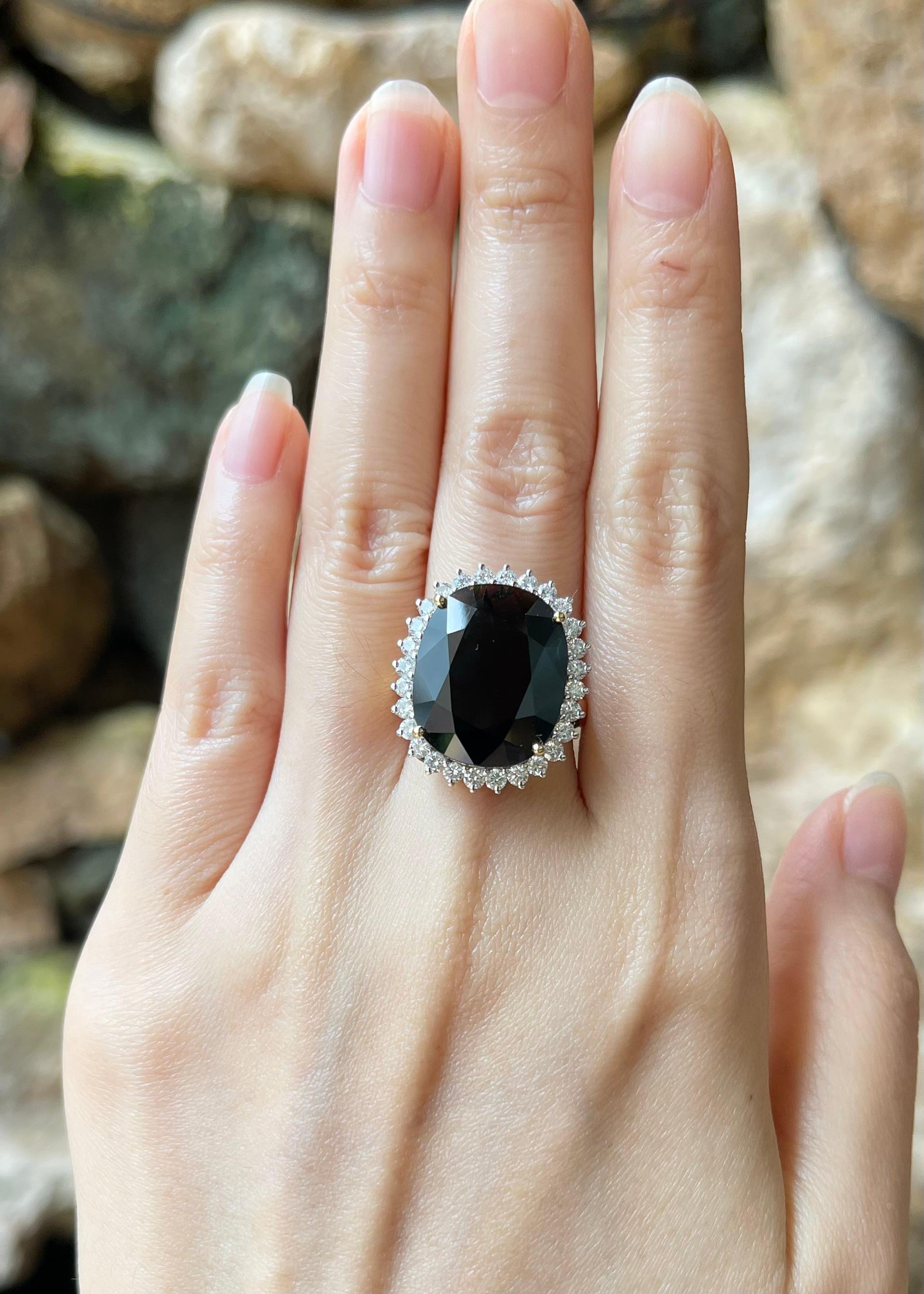 Saphir bleu 13,03 carats et diamant 0,97 carat bague en or 18 carats

Largeur :  2.0 cm 
Longueur : 2.3 cm
Taille de l'anneau : 54
Poids total : 10,0 grammes

