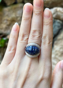 Anello con zaffiro blu e diamante incastonato in oro 18 carati