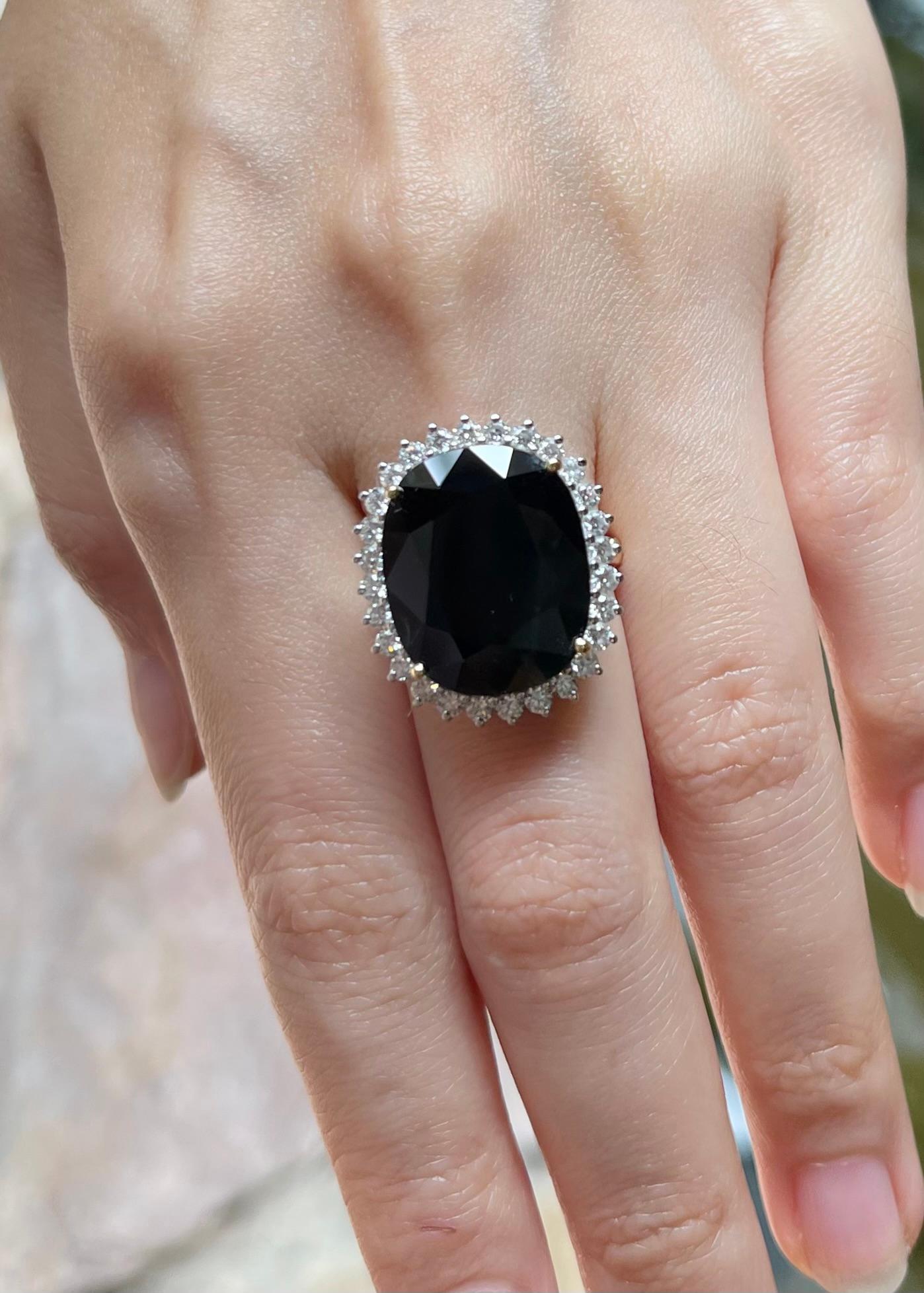 Taille ovale Bague en or 18 carats avec saphir bleu et diamant en vente