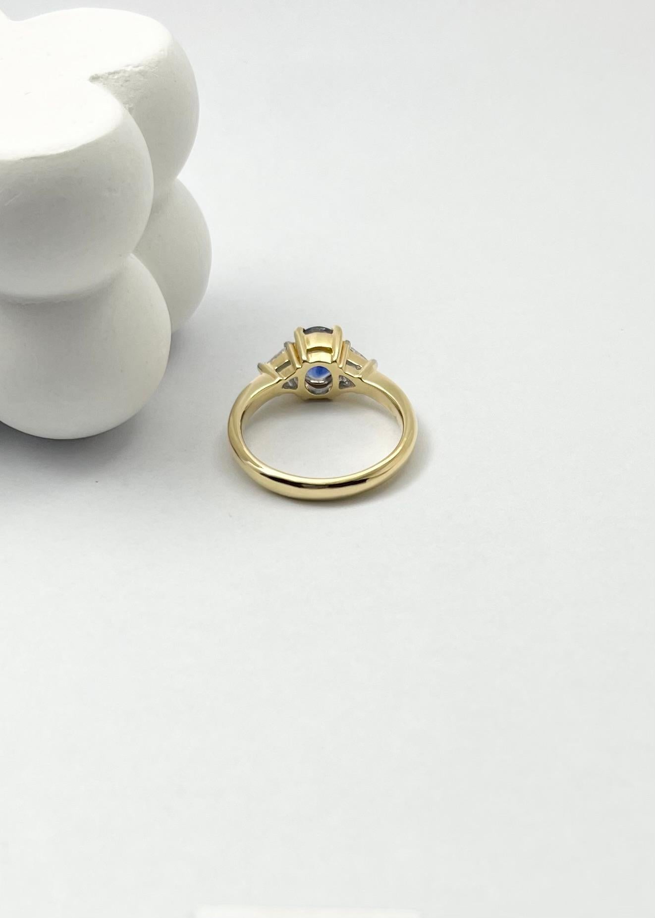 Bague en or 18 carats avec saphir bleu et diamant en vente 4
