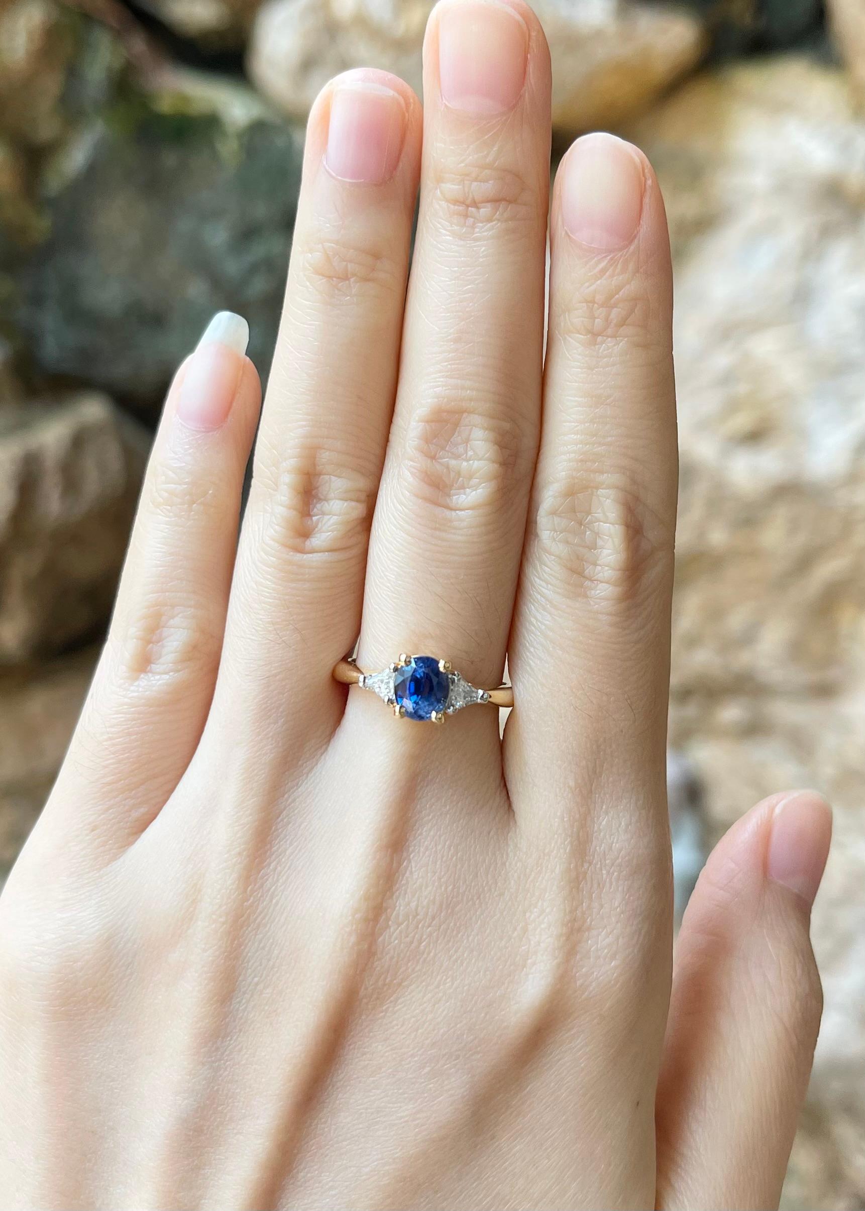 Bague saphir bleu 1,53 carats et diamant 0,18 carat en or 18 carats

Largeur :  1,4 cm 
Longueur : 0,6 cm
Taille de l'anneau : 54
Poids total : 5,25 grammes

