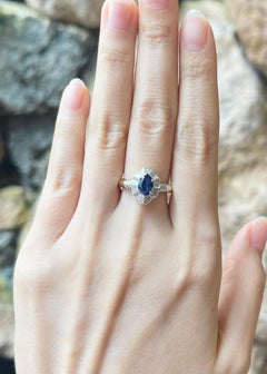 Blauer Saphir mit Diamantring in 18 Karat Goldfassungen gefasst