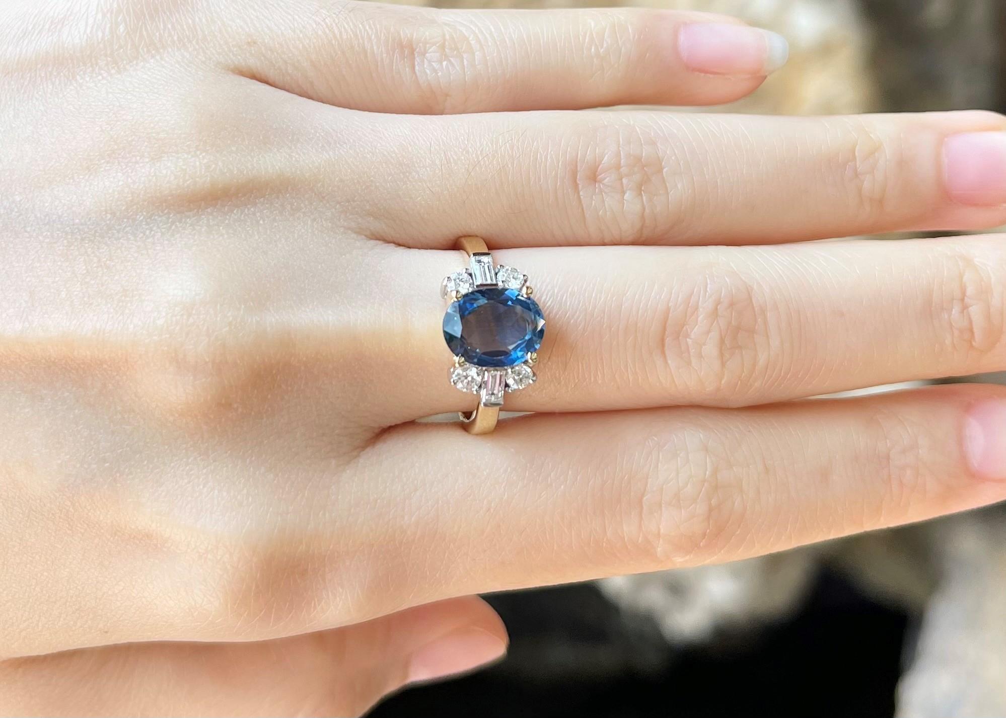Blauer Saphir mit Diamantring in 18 Karat Goldfassungen gefasst (Zeitgenössisch) im Angebot
