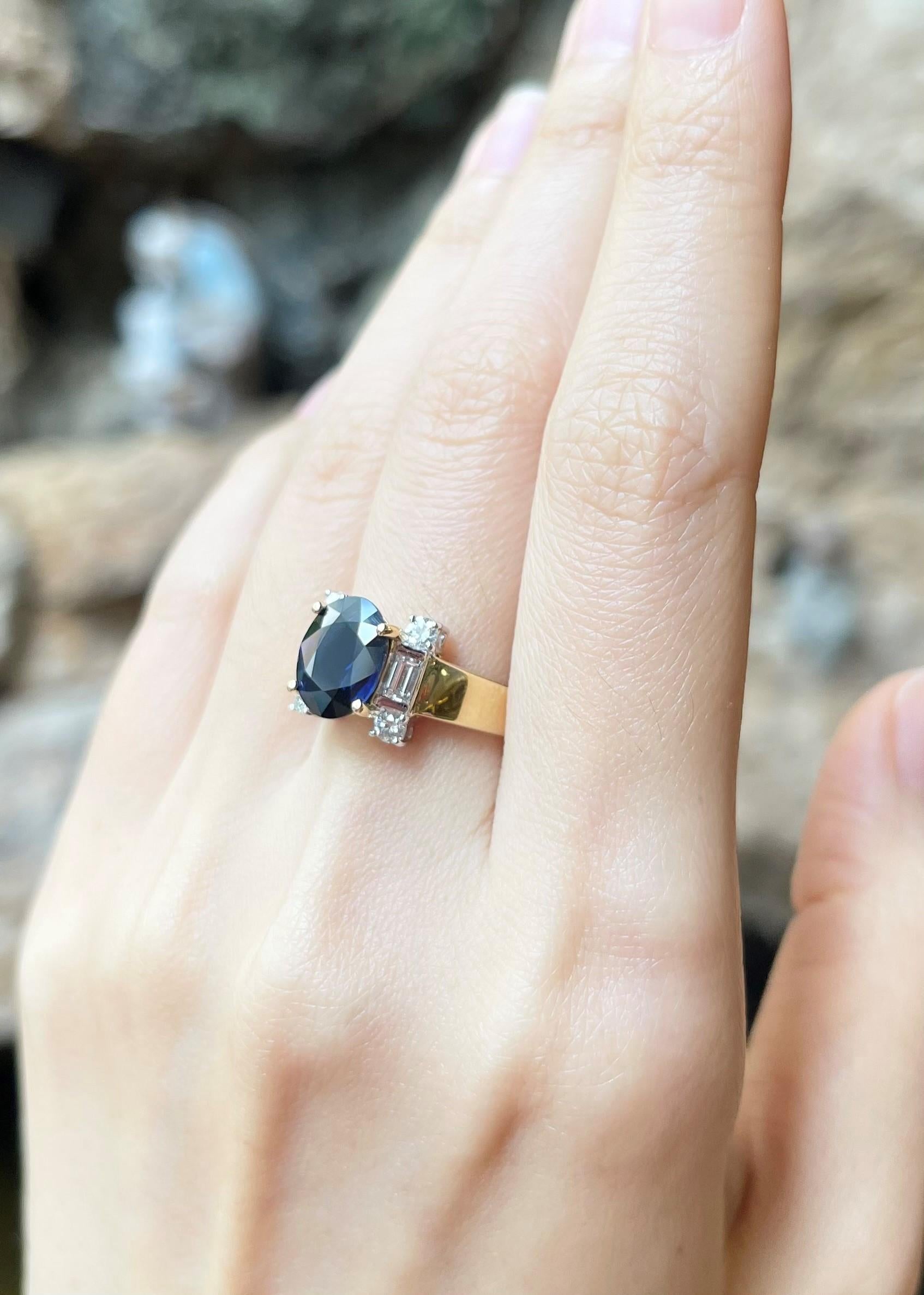 Blauer Saphir mit Diamantring in 18 Karat Goldfassungen gefasst (Zeitgenössisch) im Angebot