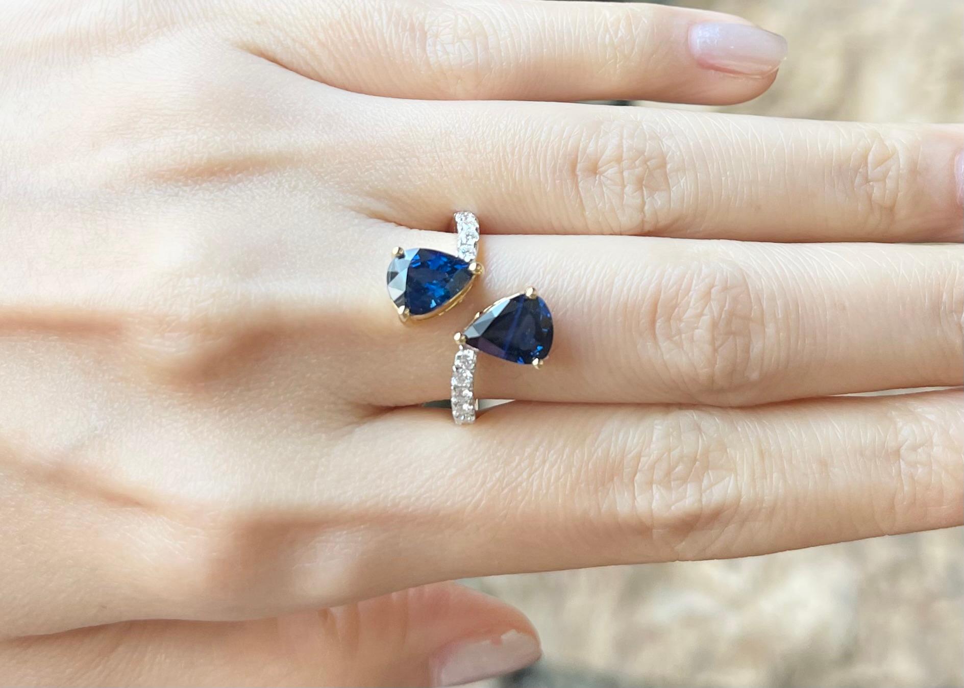 Contemporary Blue Sapphire with Diamond Ring set in 18K Gold Settings For Sale