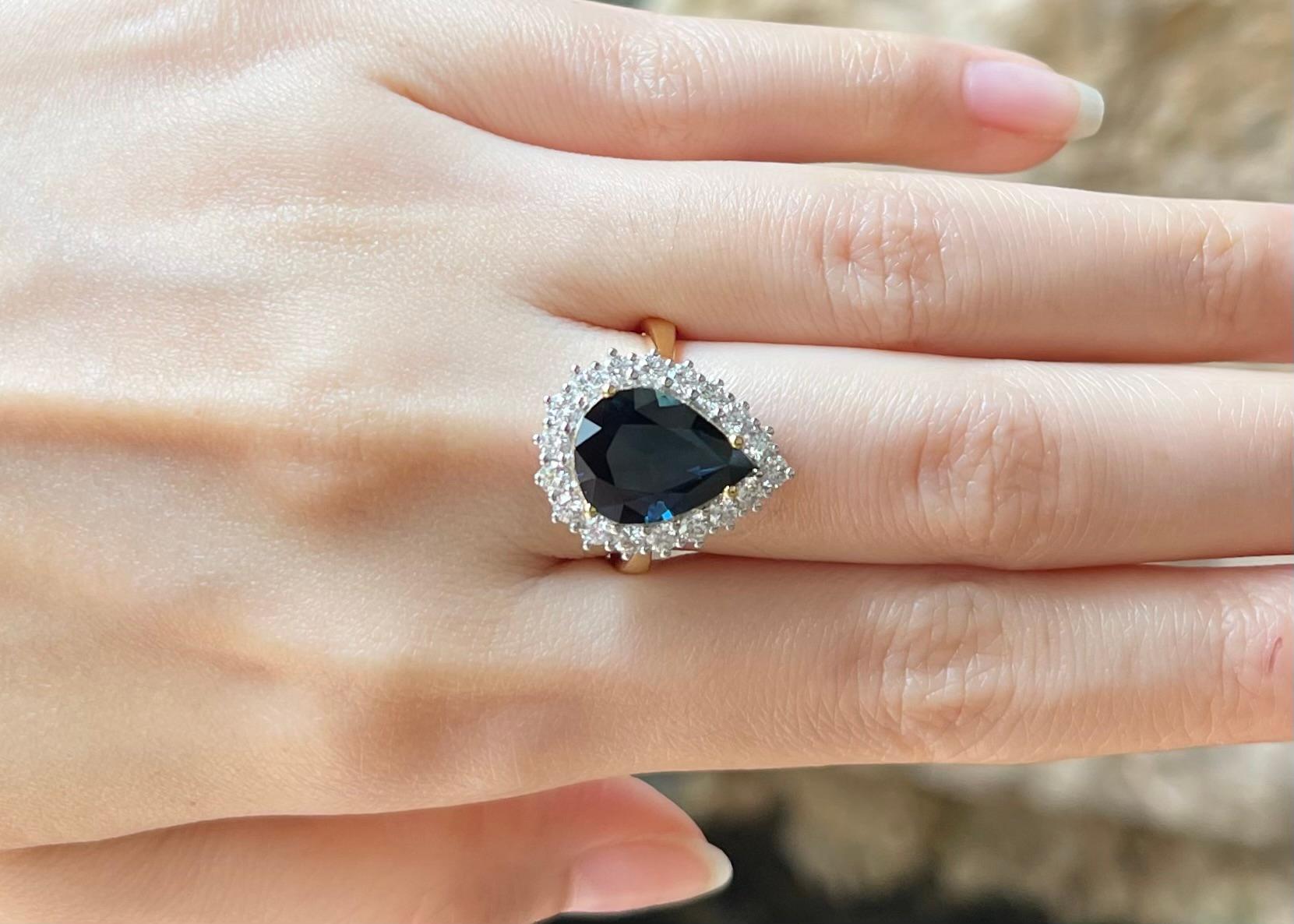 Contemporaneo Anello con zaffiro blu e diamante incastonato in oro 18K in vendita