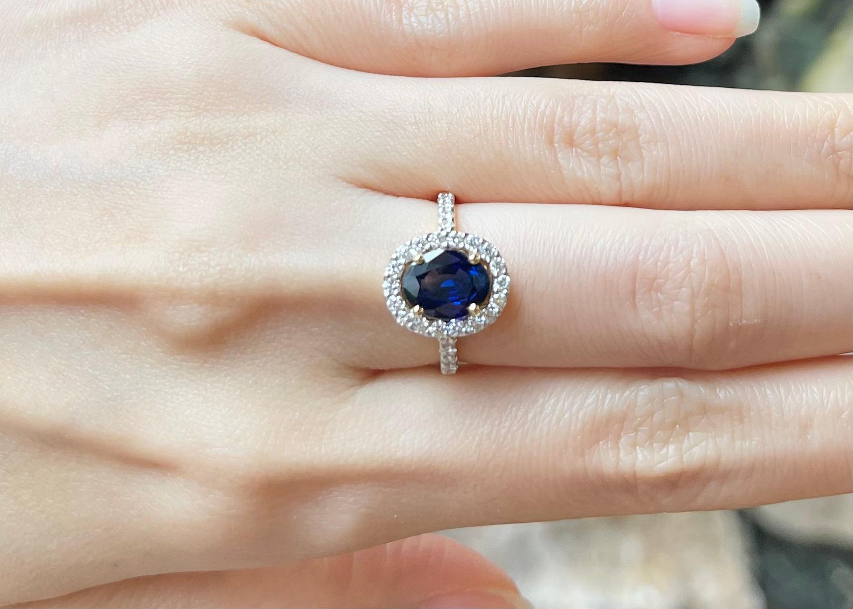 Contemporaneo Anello con zaffiro blu e diamante incastonato in oro 18K in vendita