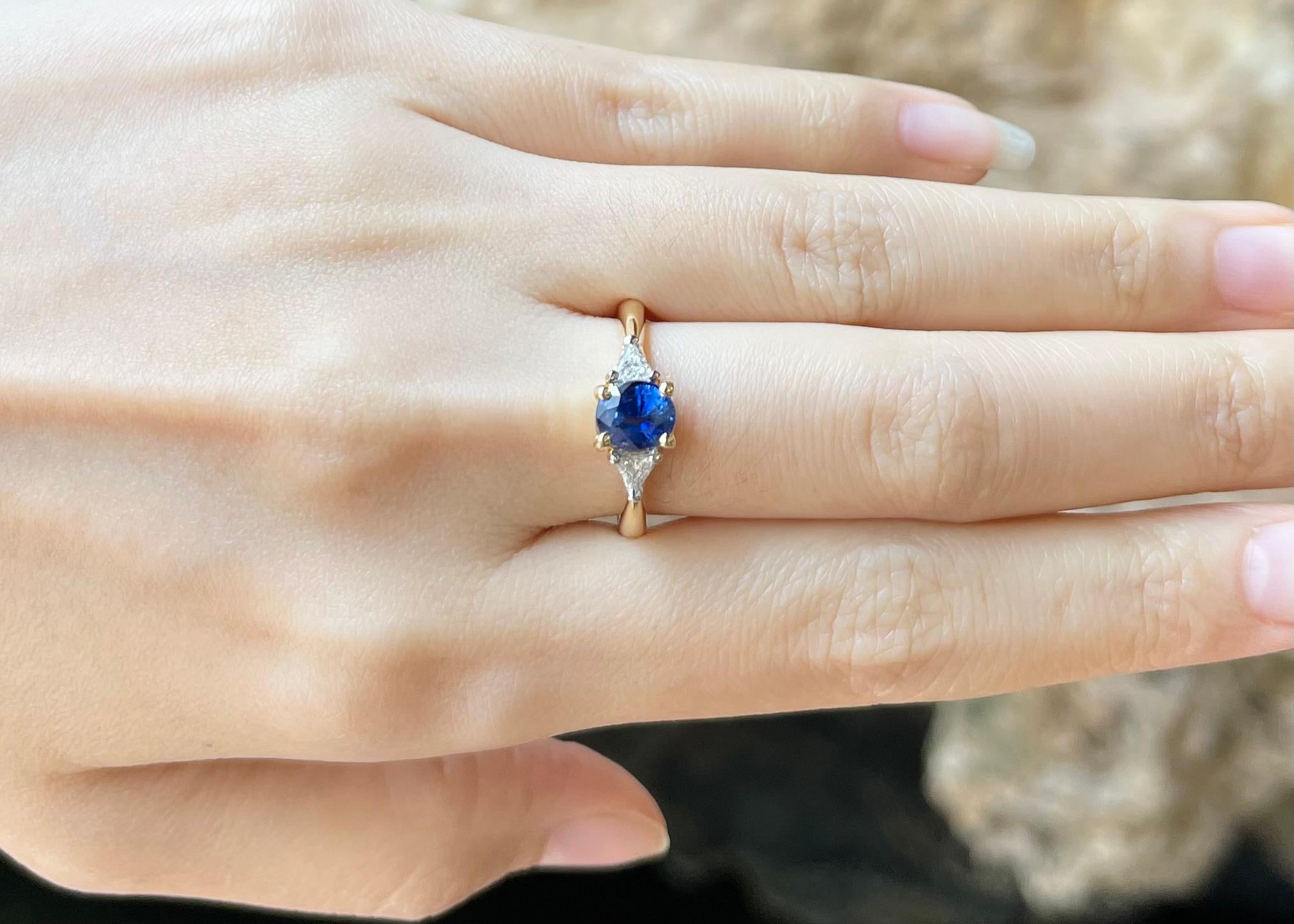 Contemporain Bague en or 18 carats avec saphir bleu et diamant en vente
