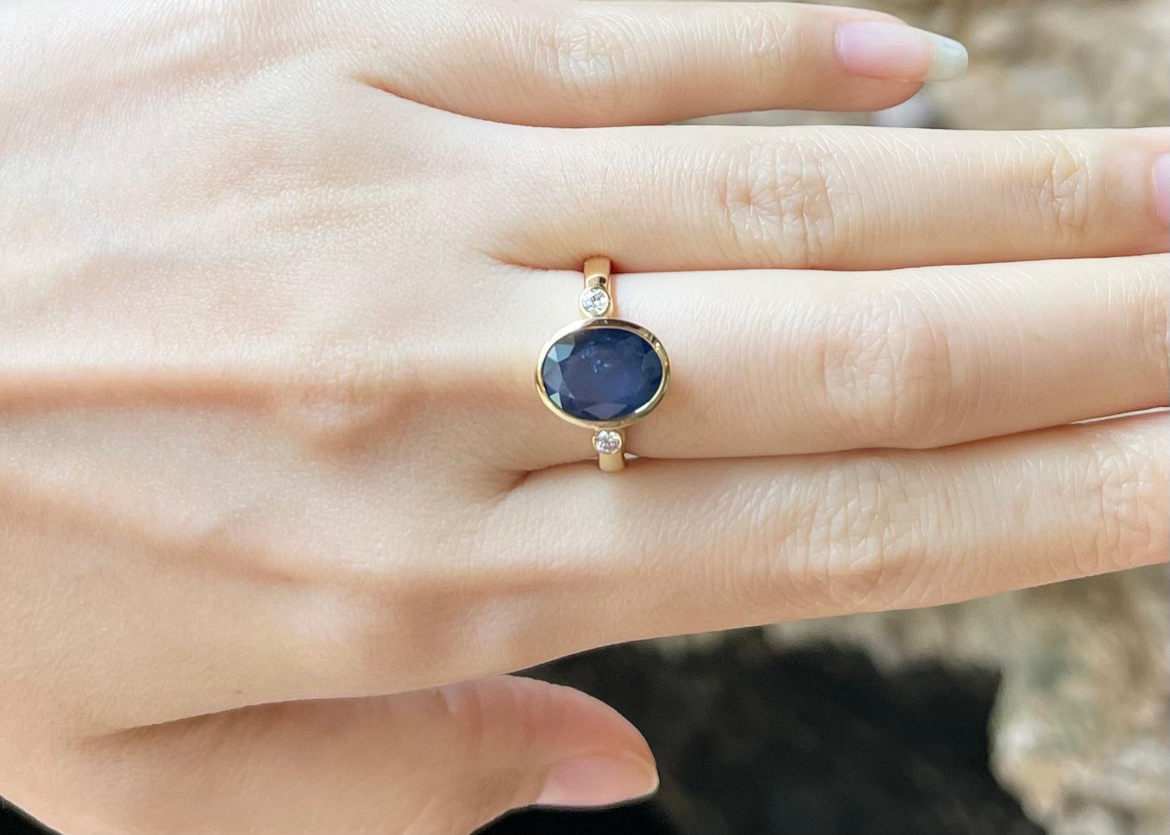 Blauer Saphir mit Diamantring in 18 Karat Goldfassungen gefasst (Zeitgenössisch) im Angebot