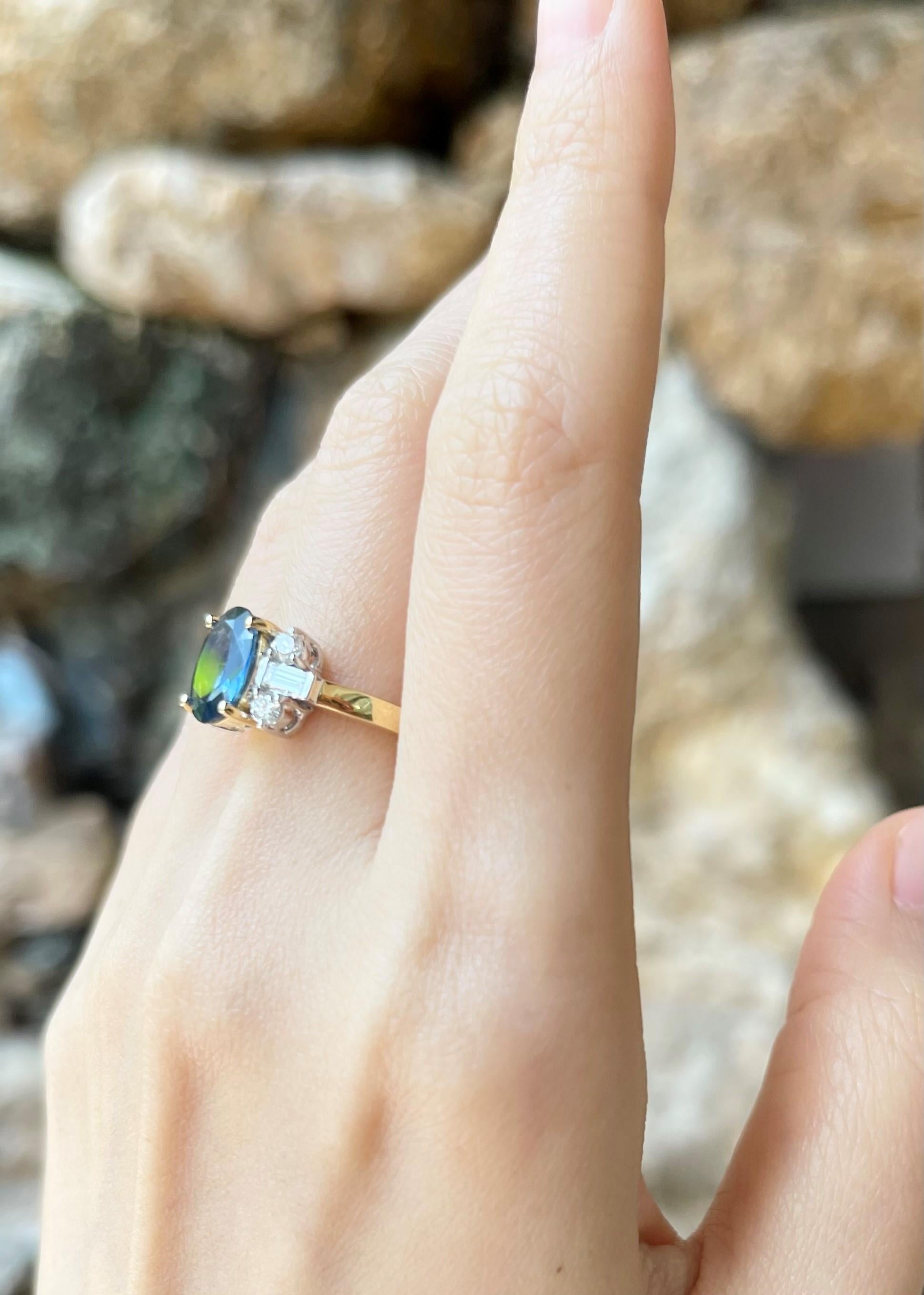 Blauer Saphir mit Diamantring in 18 Karat Goldfassungen gefasst (Ovalschliff) im Angebot