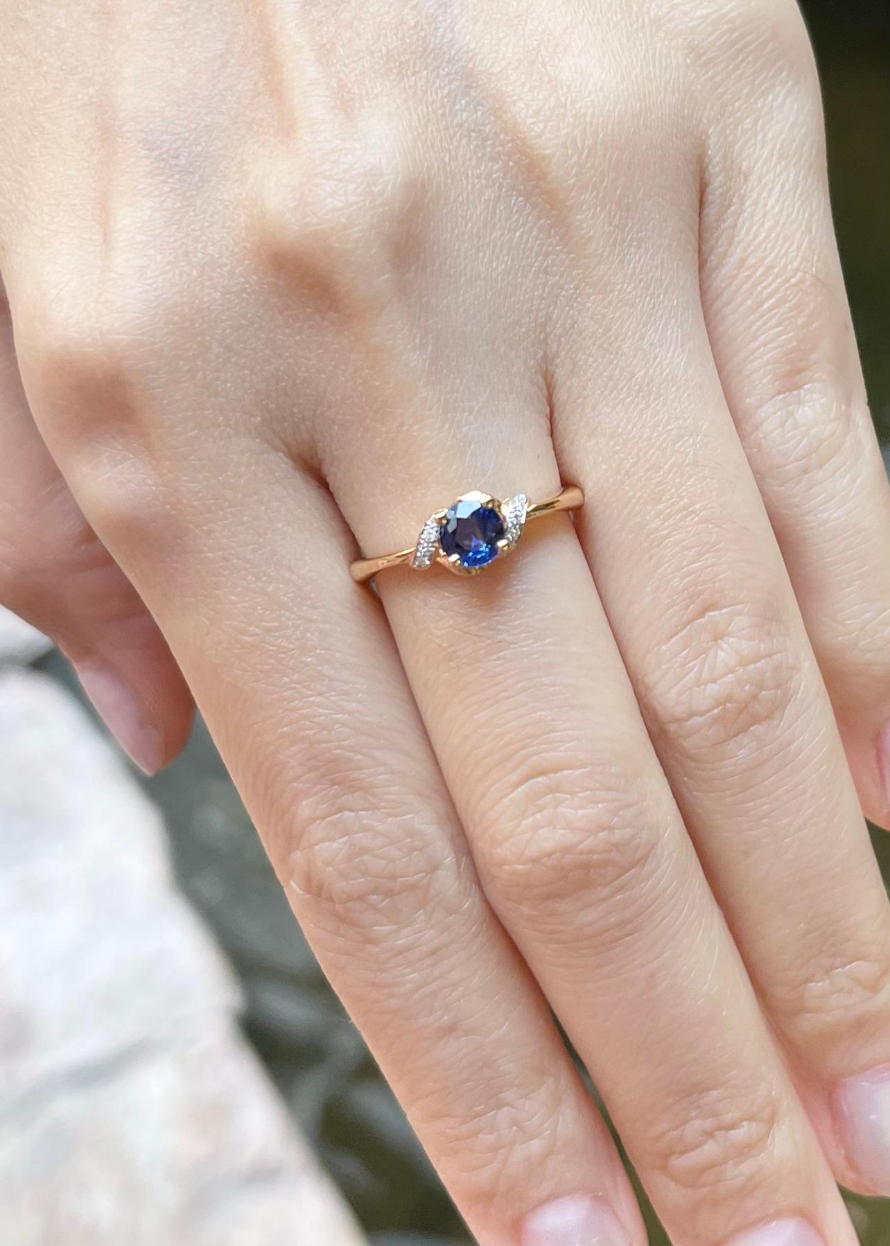Round Cut Blue Sapphire with Diamond Ring set in 18K Gold Settings For Sale