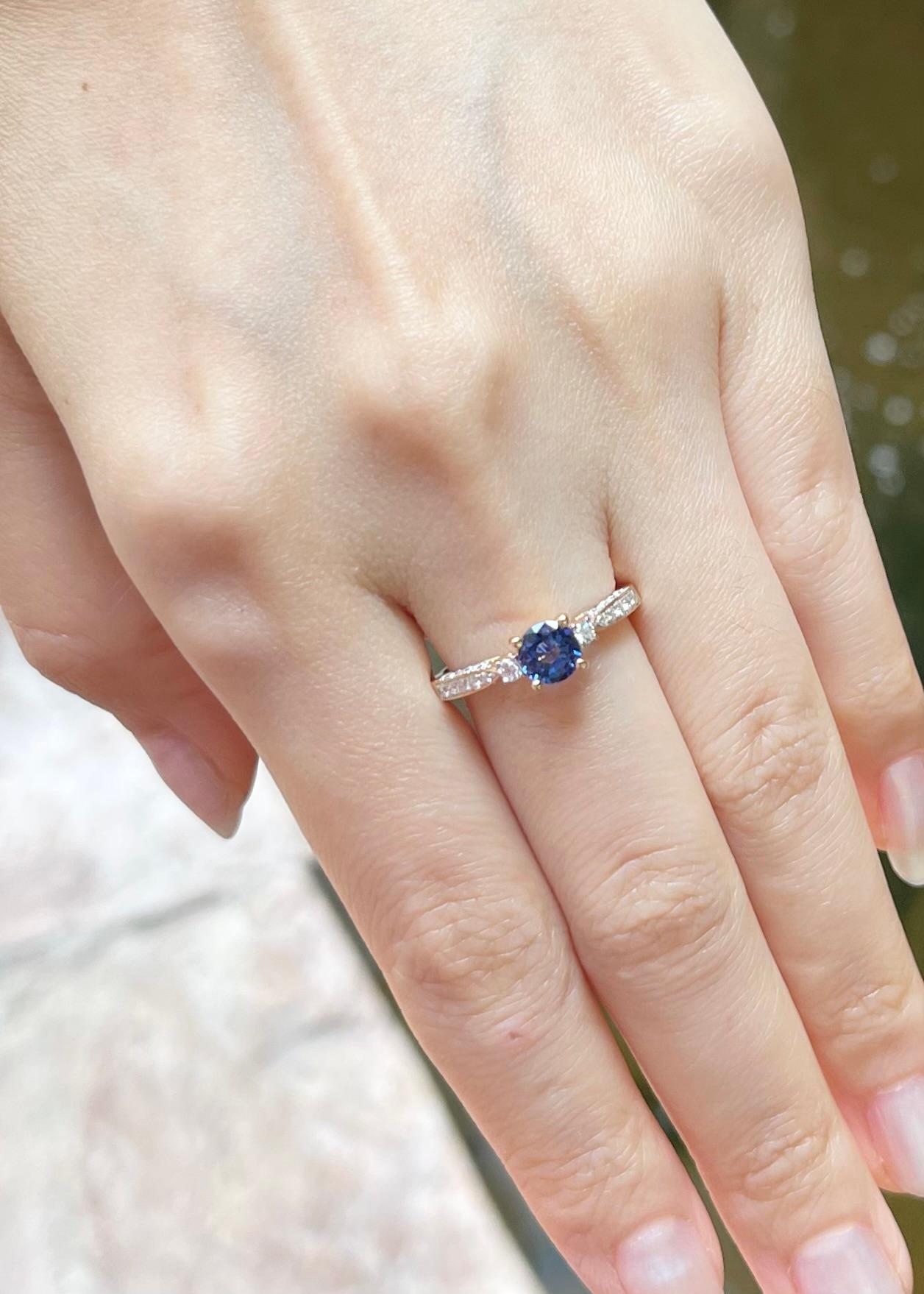 Round Cut Blue Sapphire with Diamond Ring set in 18K Gold Settings For Sale
