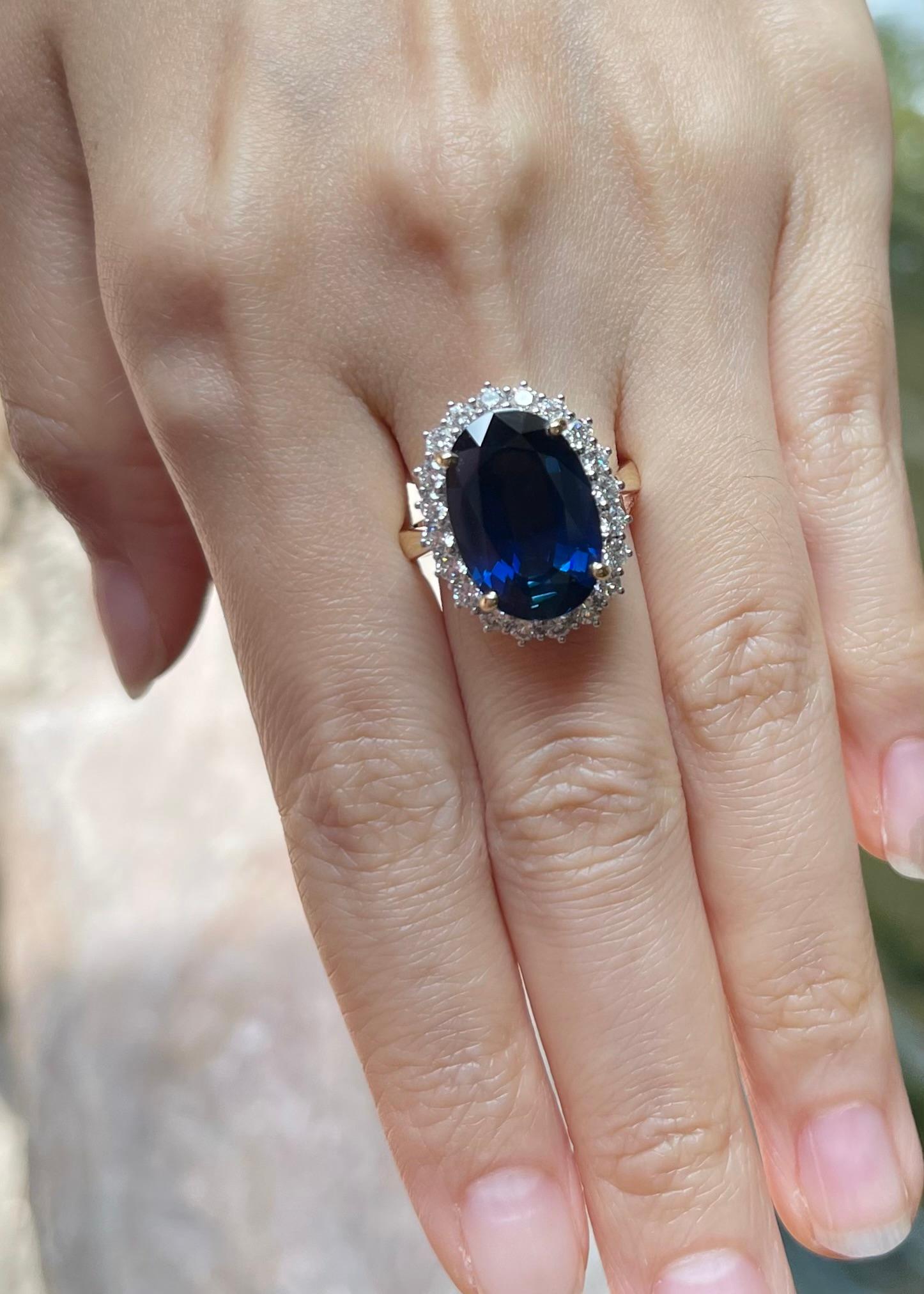 Taille ovale Bague en or 18 carats avec saphir bleu et diamant en vente