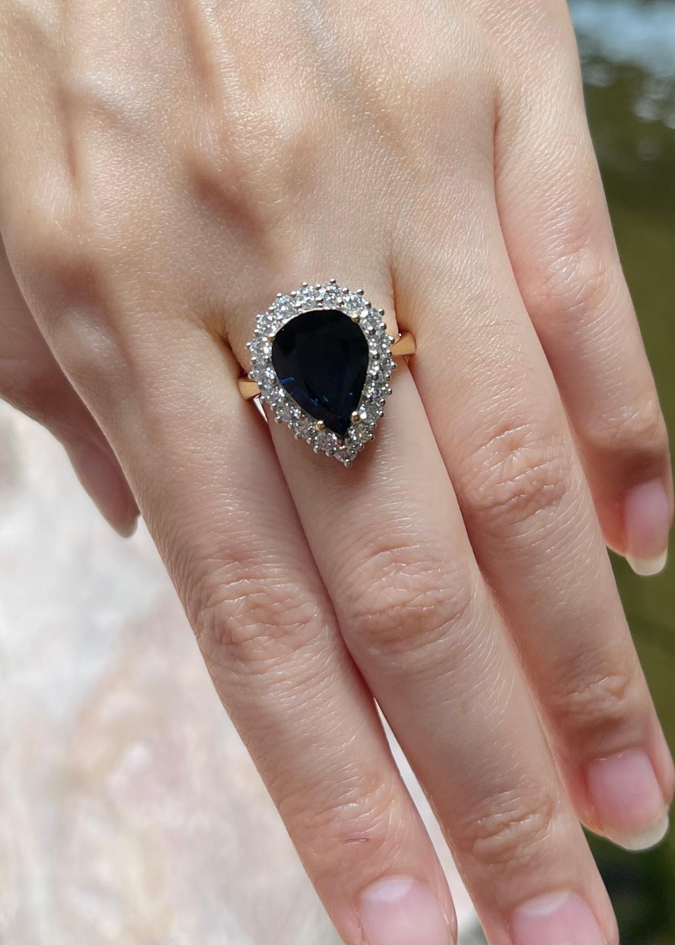 Taglio a goccia Anello con zaffiro blu e diamante incastonato in oro 18K in vendita