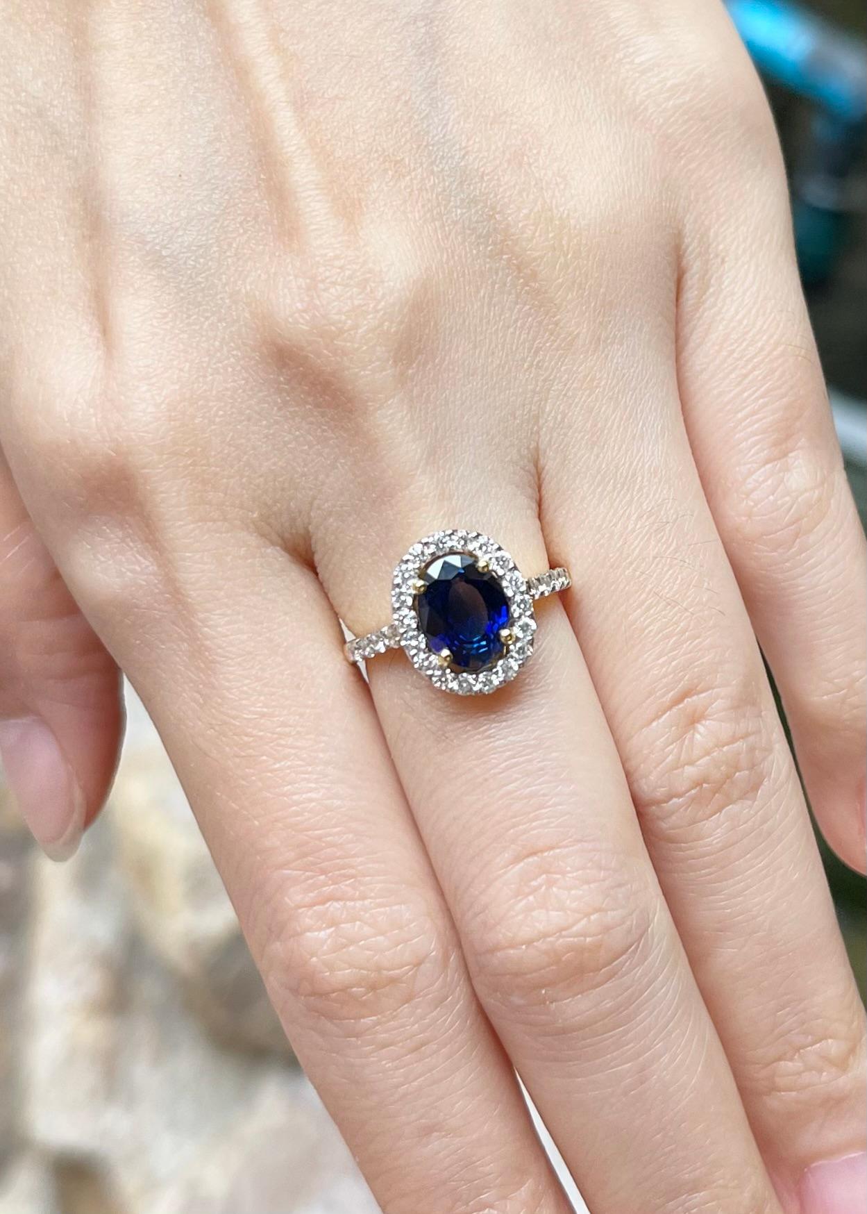 Taglio ovale Anello con zaffiro blu e diamante incastonato in oro 18K in vendita