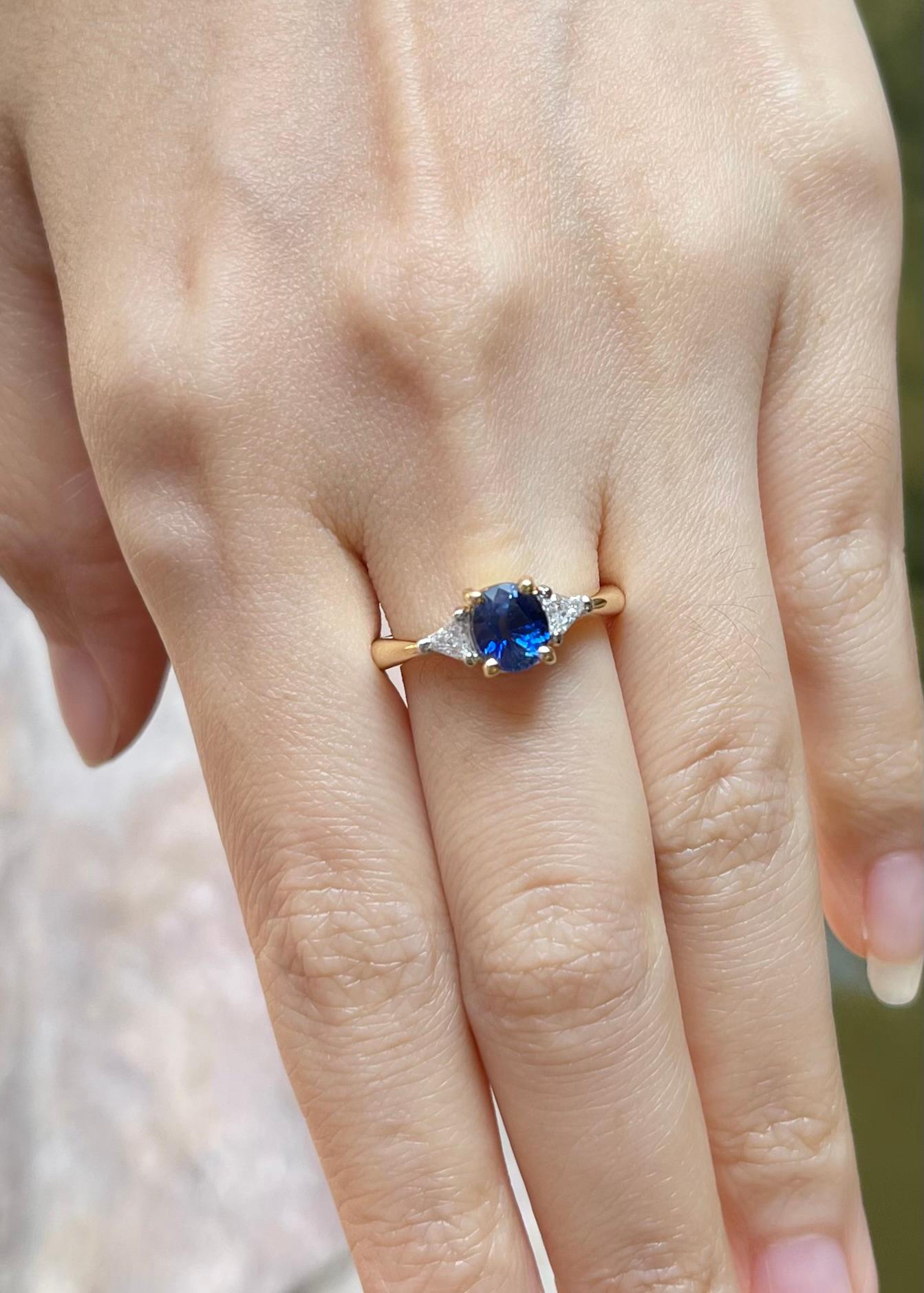 Taille ovale Bague en or 18 carats avec saphir bleu et diamant en vente