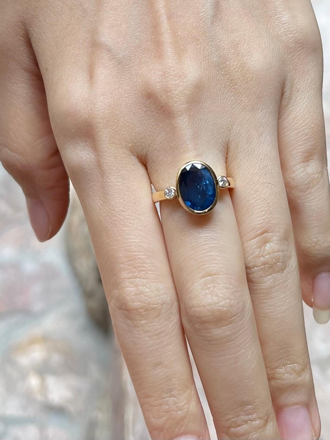 Blauer Saphir mit Diamantring in 18 Karat Goldfassungen gefasst (Ovalschliff) im Angebot