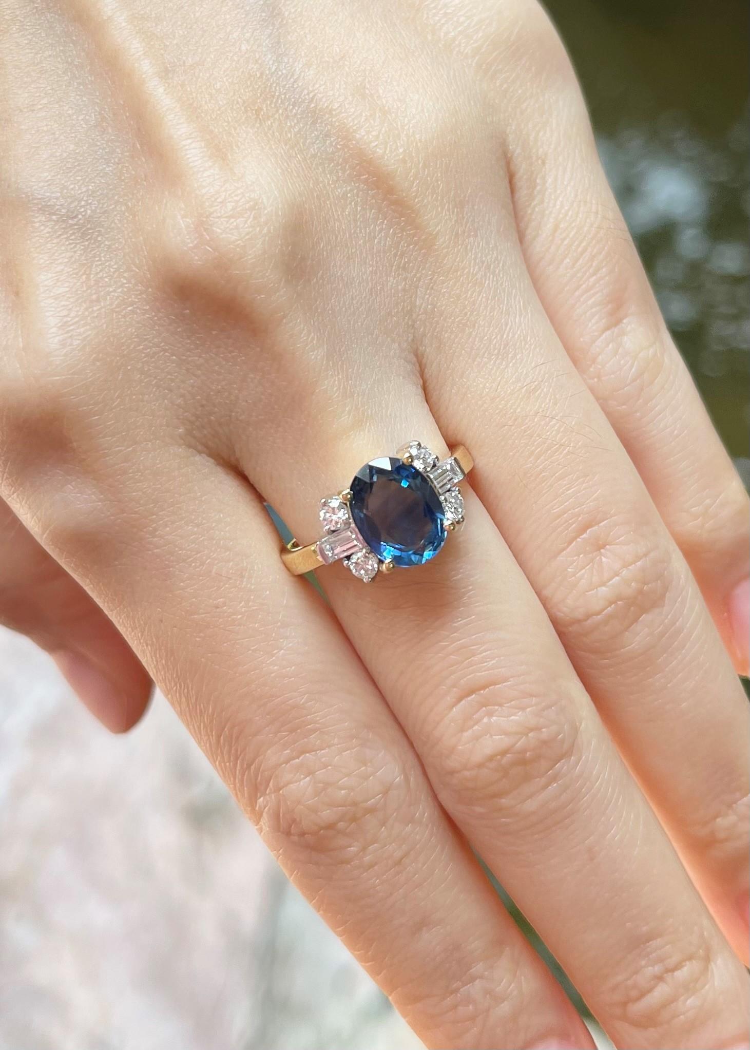 Blauer Saphir mit Diamantring in 18 Karat Goldfassungen gefasst im Zustand „Neu“ im Angebot in Bangkok, TH
