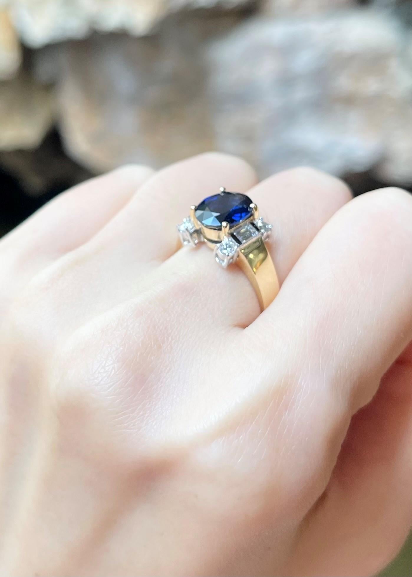 Blauer Saphir mit Diamantring in 18 Karat Goldfassungen gefasst im Zustand „Neu“ im Angebot in Bangkok, TH