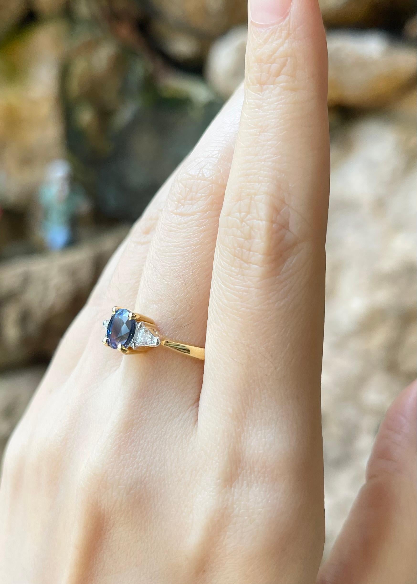 Bague en or 18 carats avec saphir bleu et diamant Neuf - En vente à Bangkok, TH