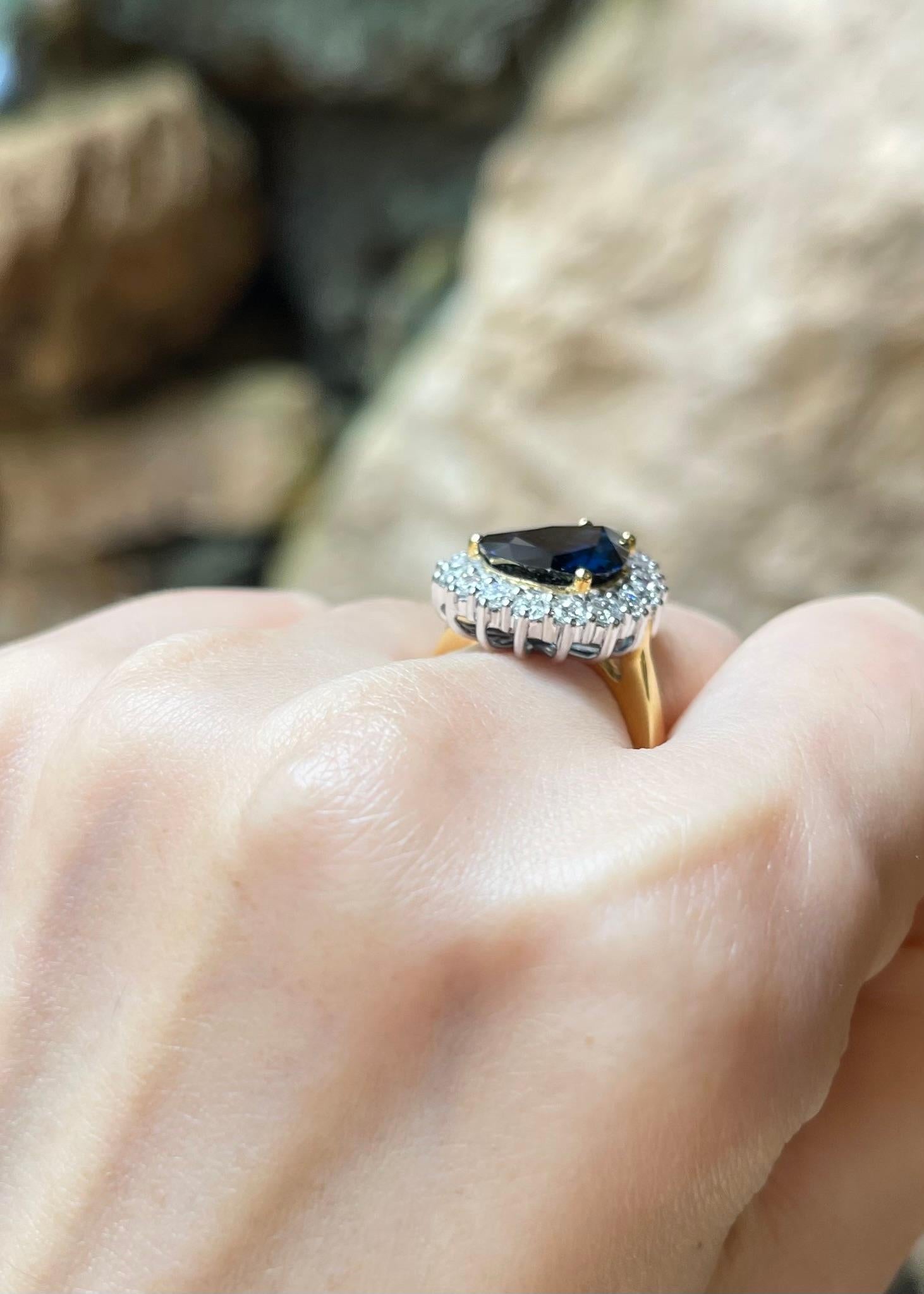 Donna Anello con zaffiro blu e diamante incastonato in oro 18K in vendita