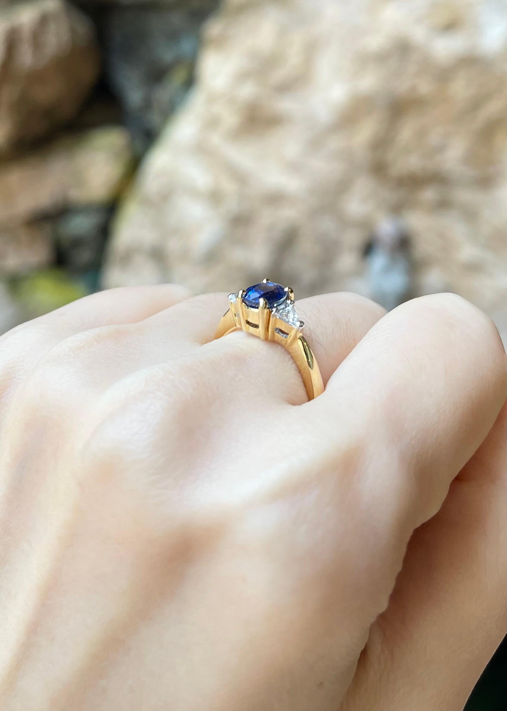 Bague en or 18 carats avec saphir bleu et diamant Pour femmes en vente