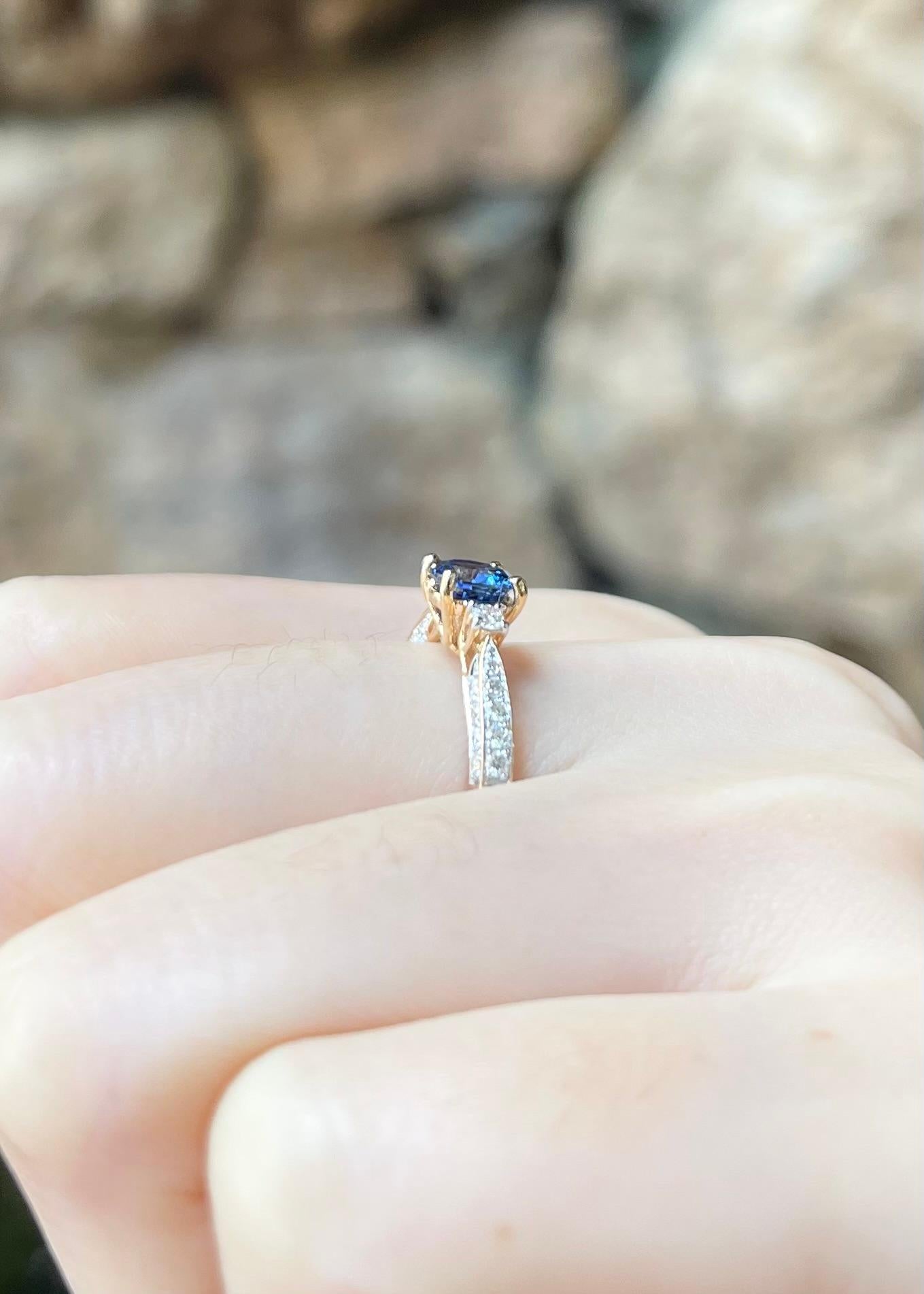 Blue Sapphire with Diamond Ring set in 18K Gold Settings For Sale 1