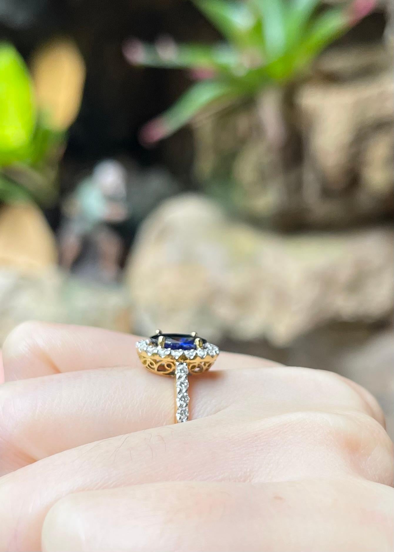 Anello con zaffiro blu e diamante incastonato in oro 18K in vendita 1
