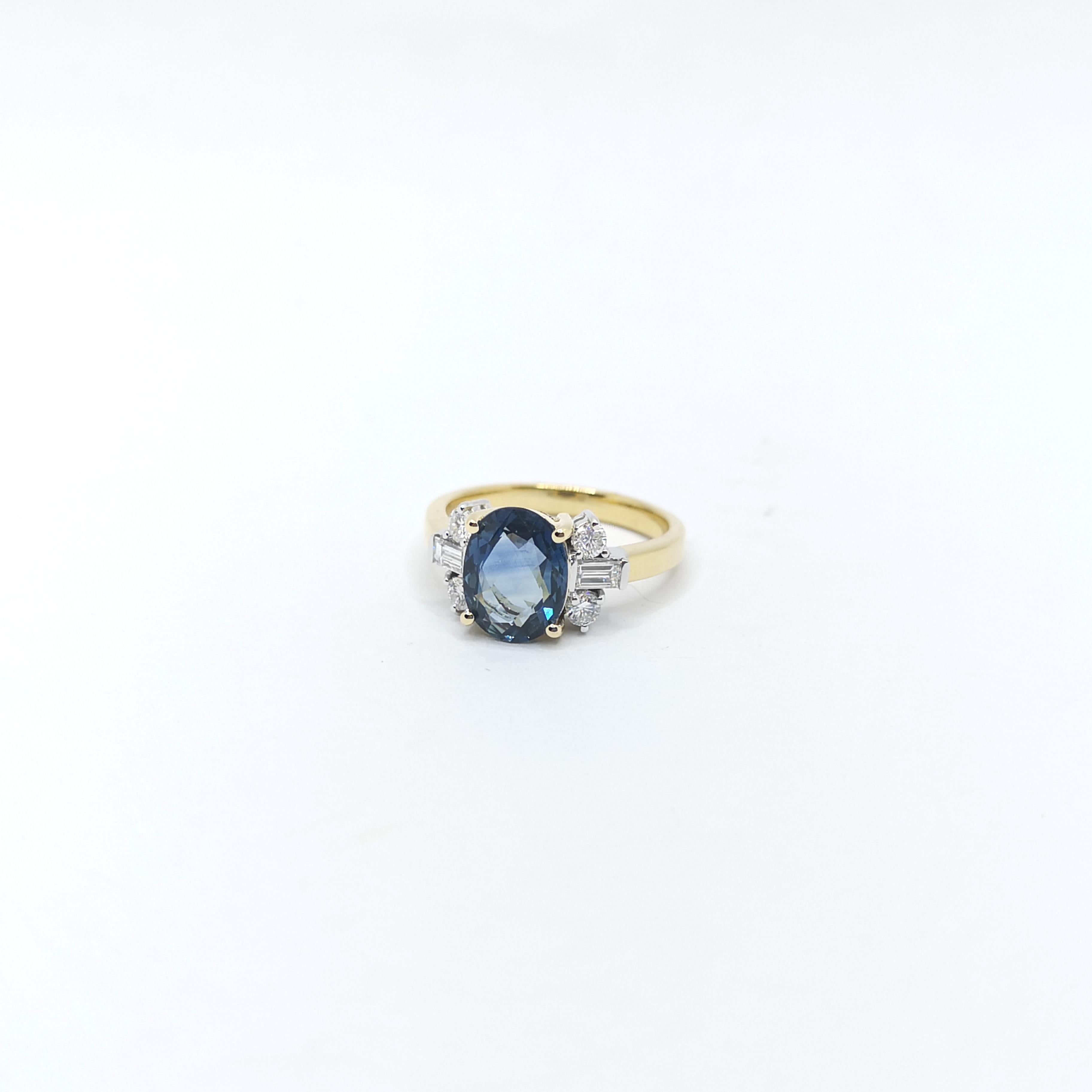 Blauer Saphir mit Diamantring in 18 Karat Goldfassungen gefasst im Angebot 2