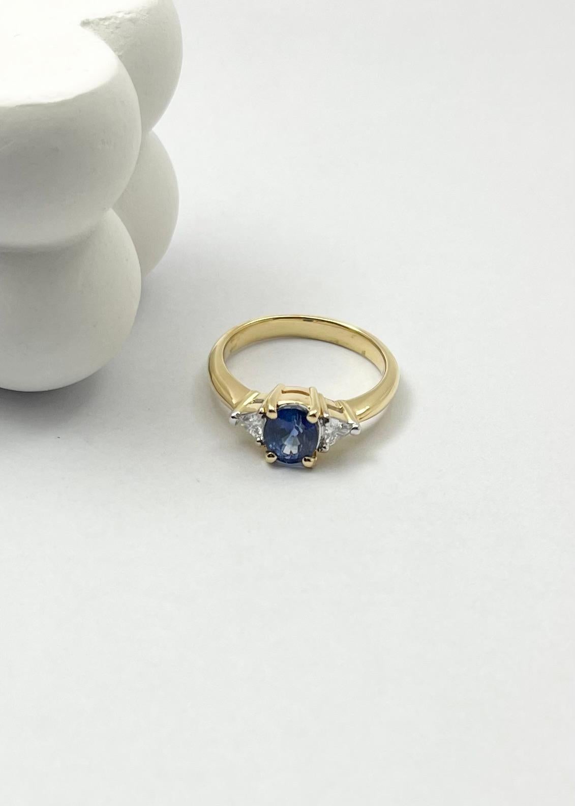 Bague en or 18 carats avec saphir bleu et diamant en vente 2