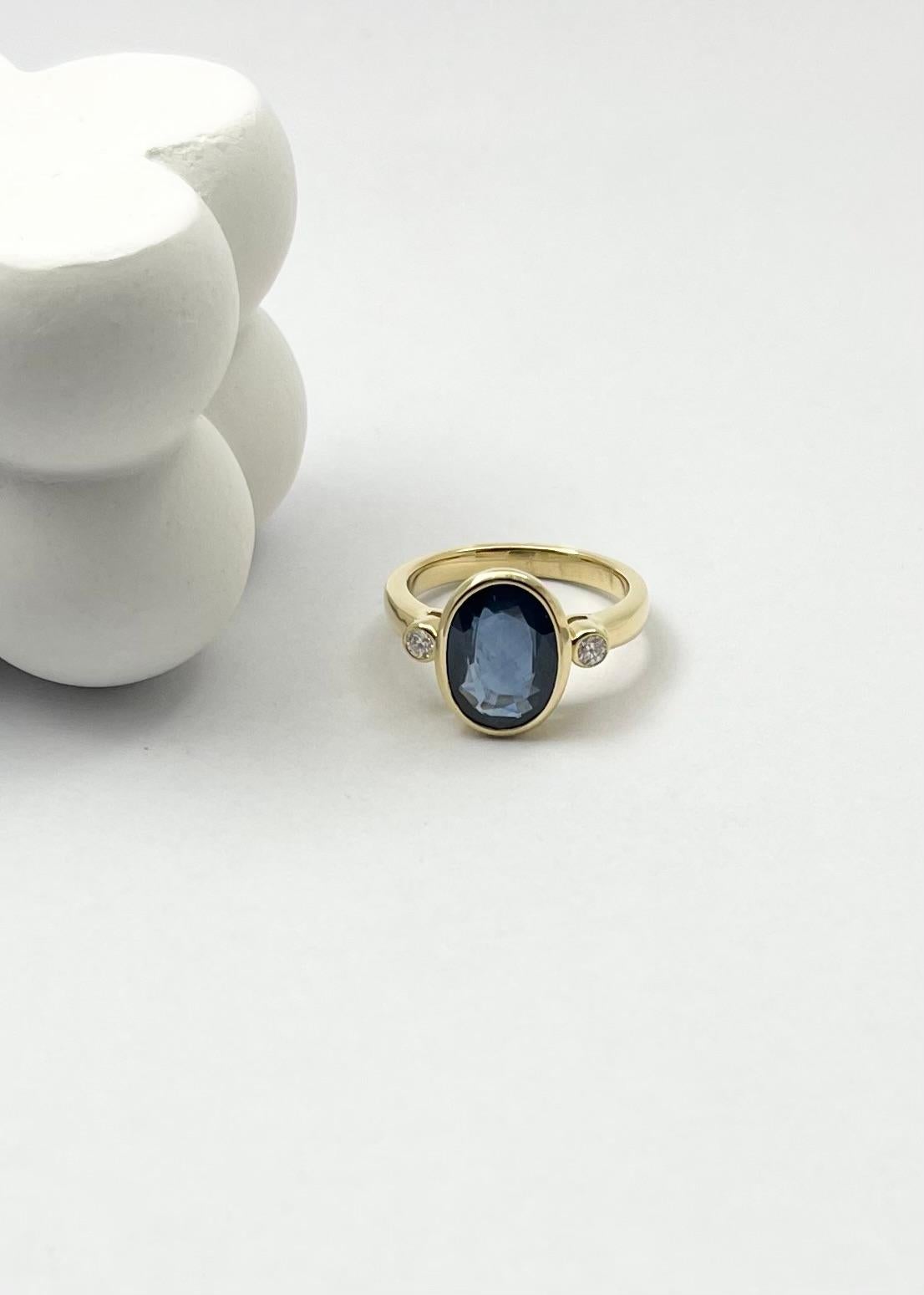 Blauer Saphir mit Diamantring in 18 Karat Goldfassungen gefasst im Angebot 2