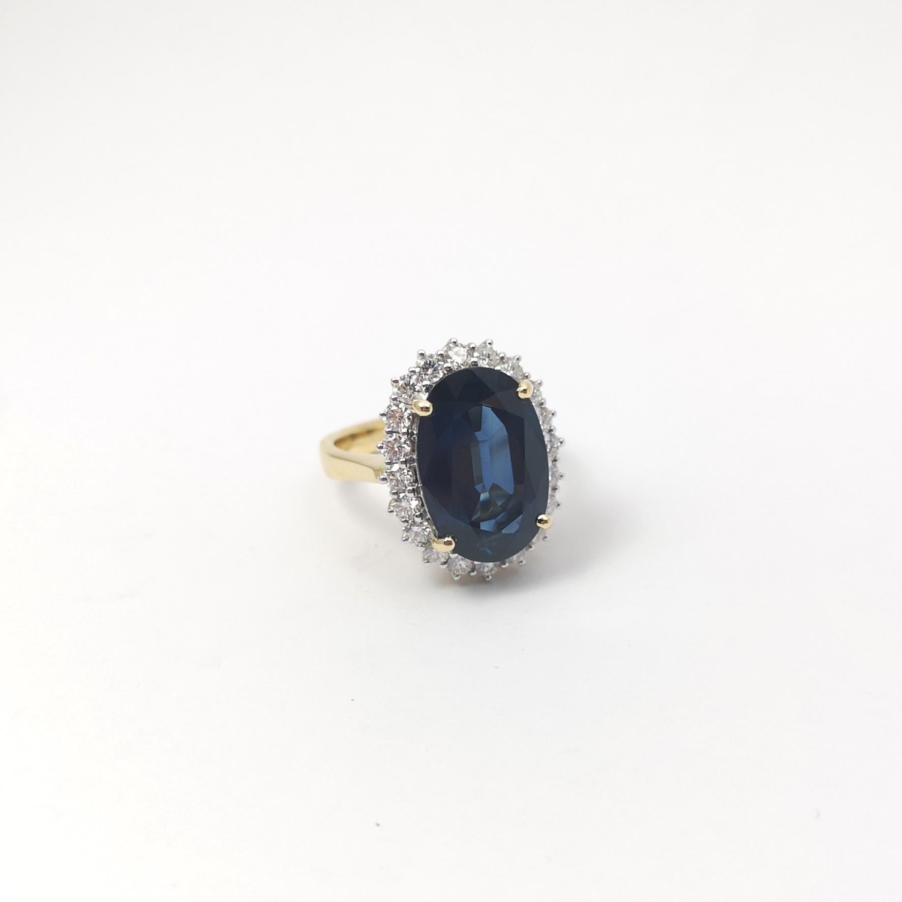Bague en or 18 carats avec saphir bleu et diamant en vente 3
