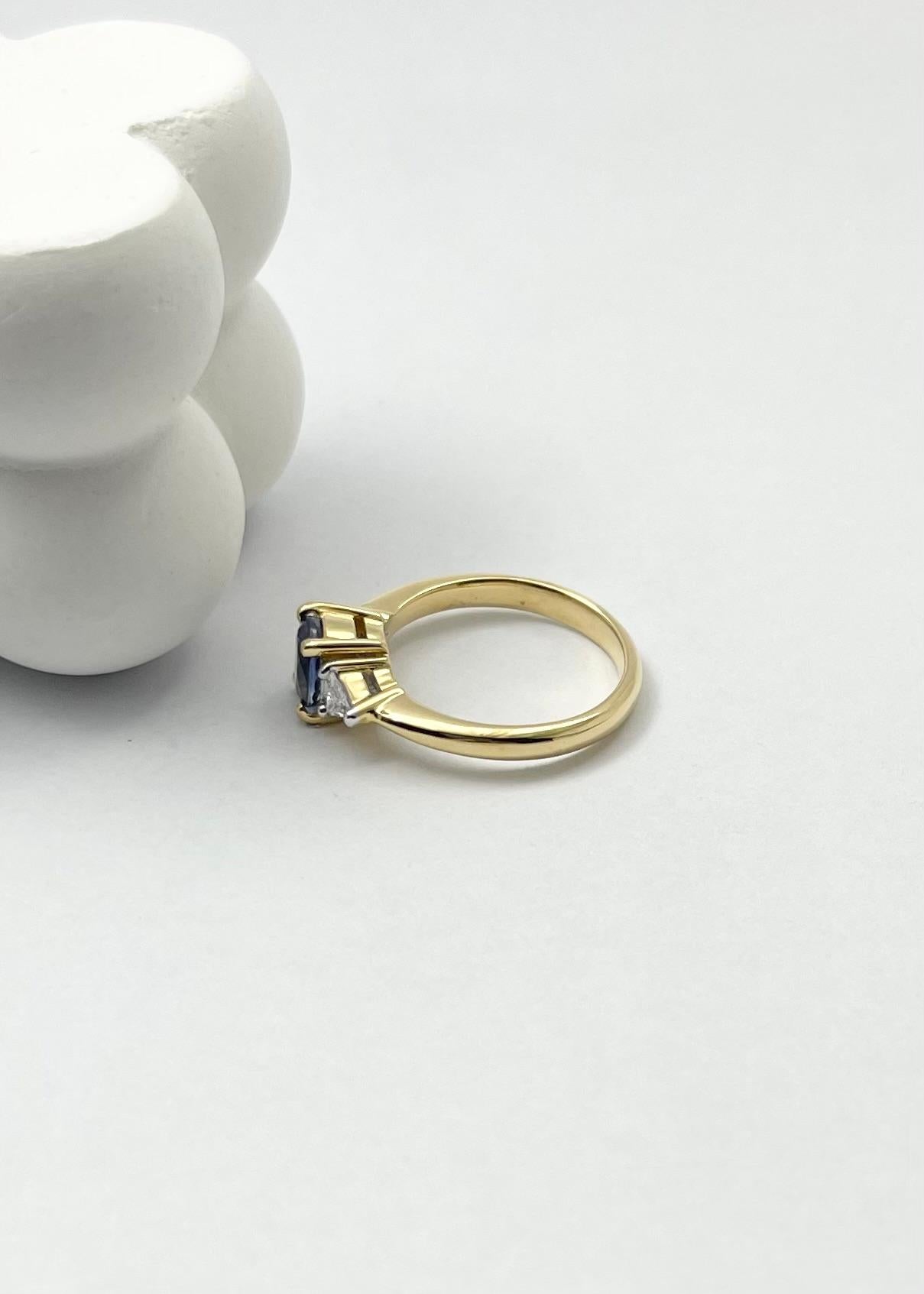 Bague en or 18 carats avec saphir bleu et diamant en vente 3