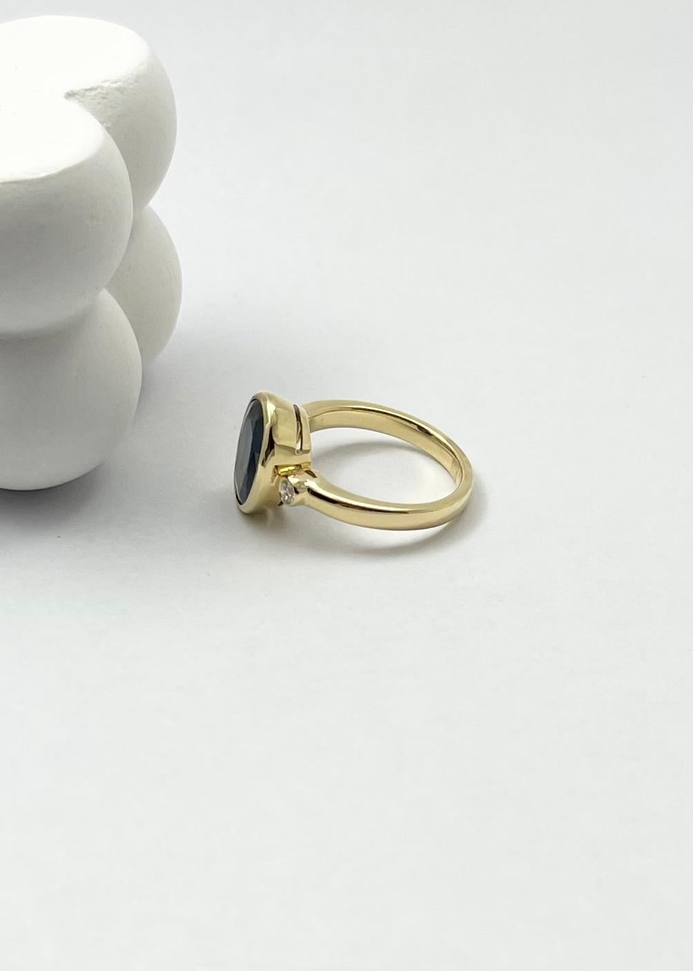 Blauer Saphir mit Diamantring in 18 Karat Goldfassungen gefasst im Angebot 3