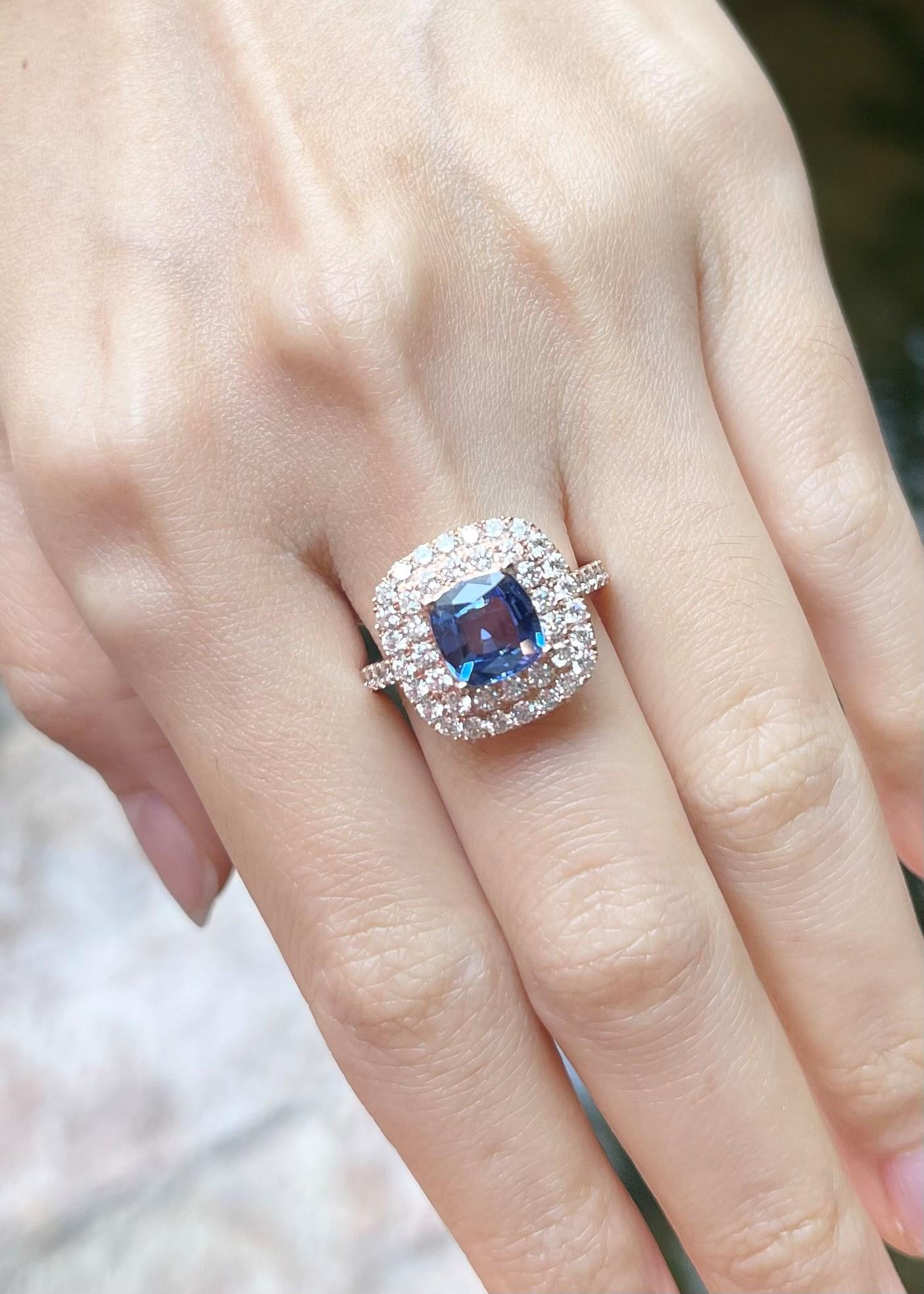 Anello con zaffiro blu di 2,19 carati e diamante di 1,24 carati con montatura in oro rosa 18 carati

Larghezza:  1.5 cm 
Lunghezza: 1.5 cm
Misura dell'anello: 54
Peso totale: 6.60 grammi
GIA 6441660042


