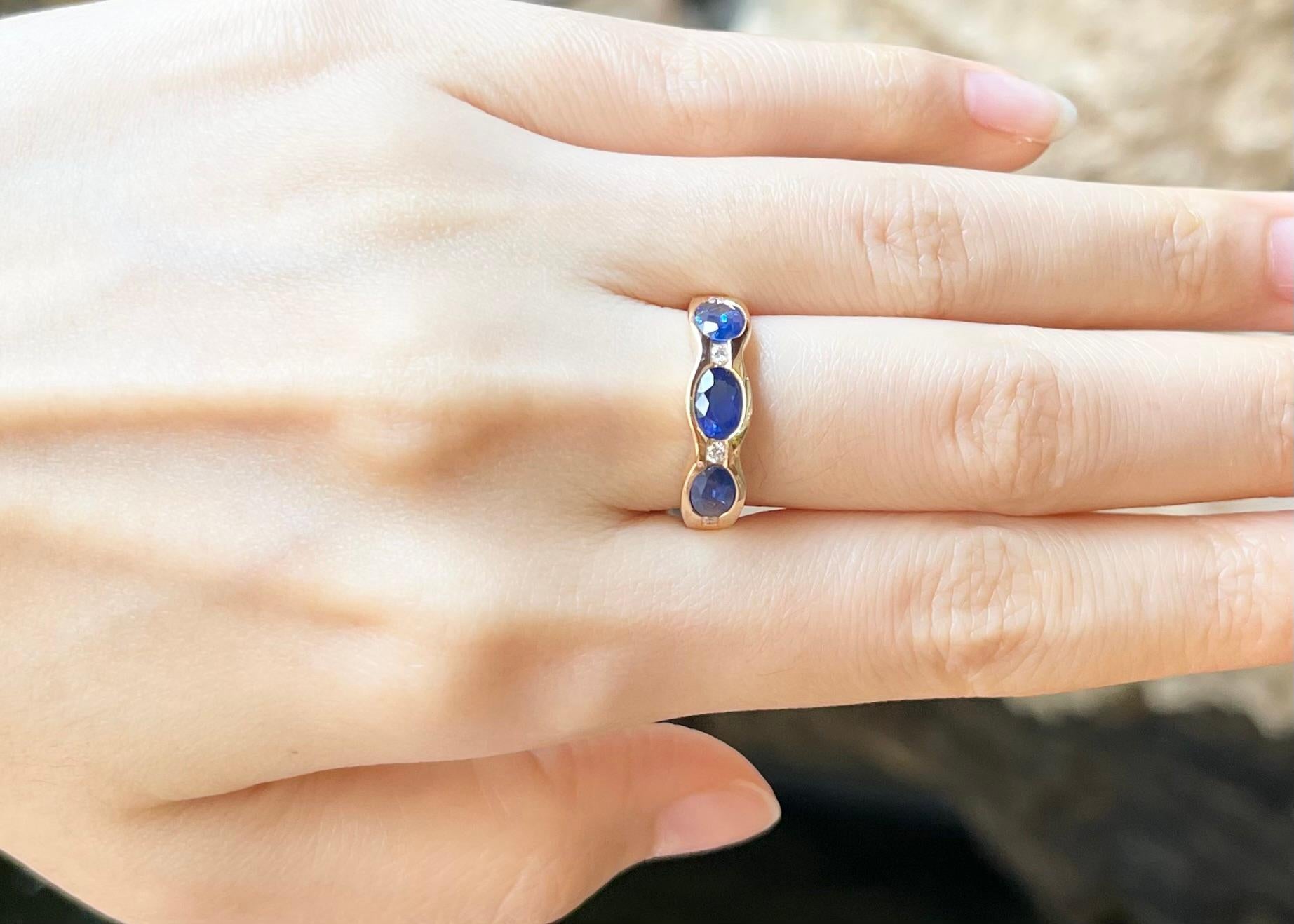 Contemporary Blue Sapphire with Diamond Ring set in 18K Rose Gold Settings For Sale