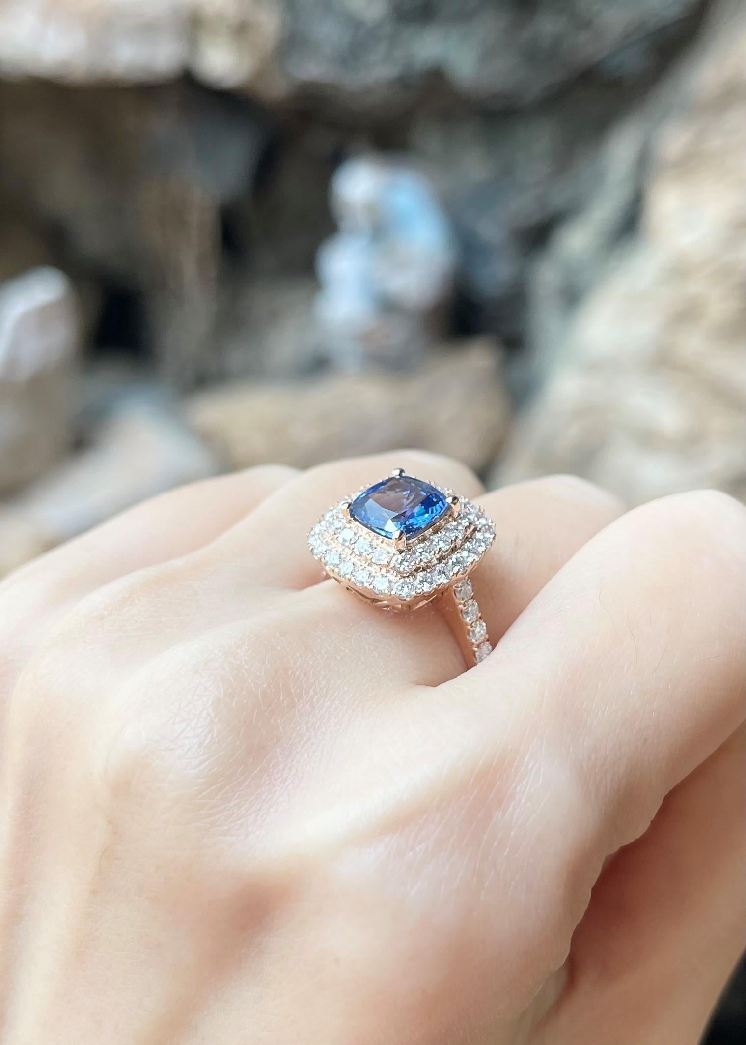 Contemporaneo Anello con zaffiro blu e diamante con montatura in oro rosa 18 carati in vendita