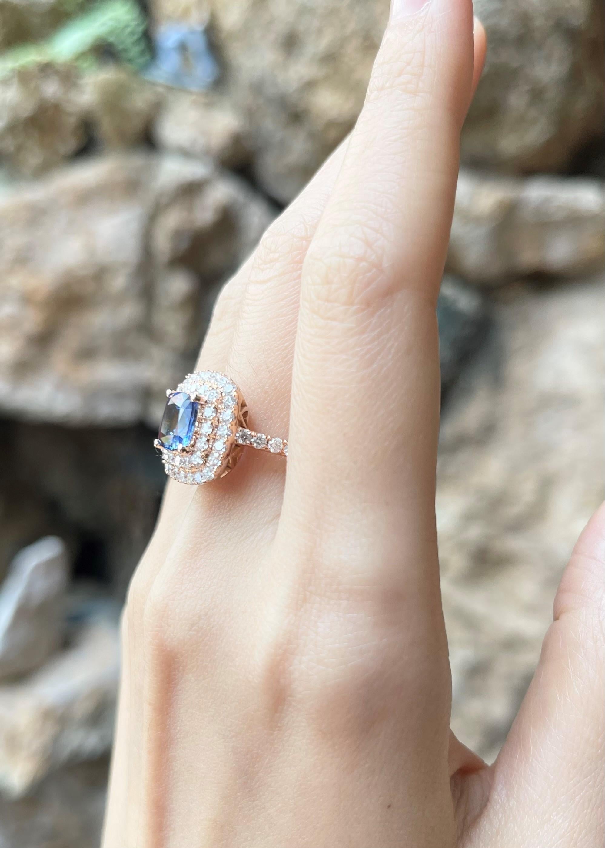 Taglio cuscino Anello con zaffiro blu e diamante con montatura in oro rosa 18 carati in vendita