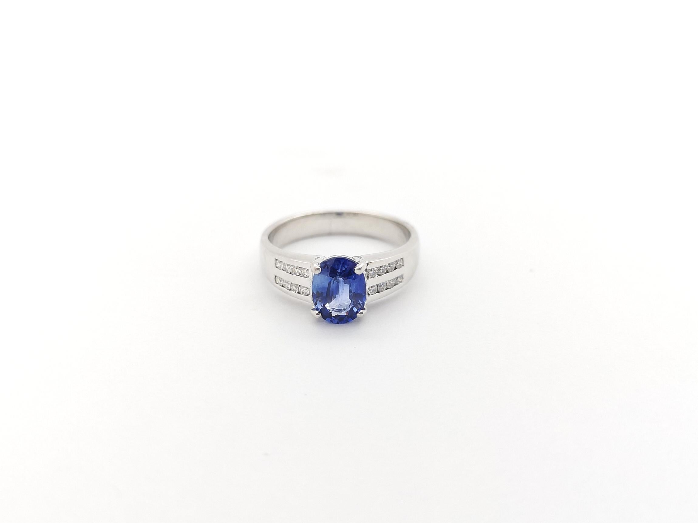 Bague en saphir bleu et diamants sertis en or blanc 18K en vente 4