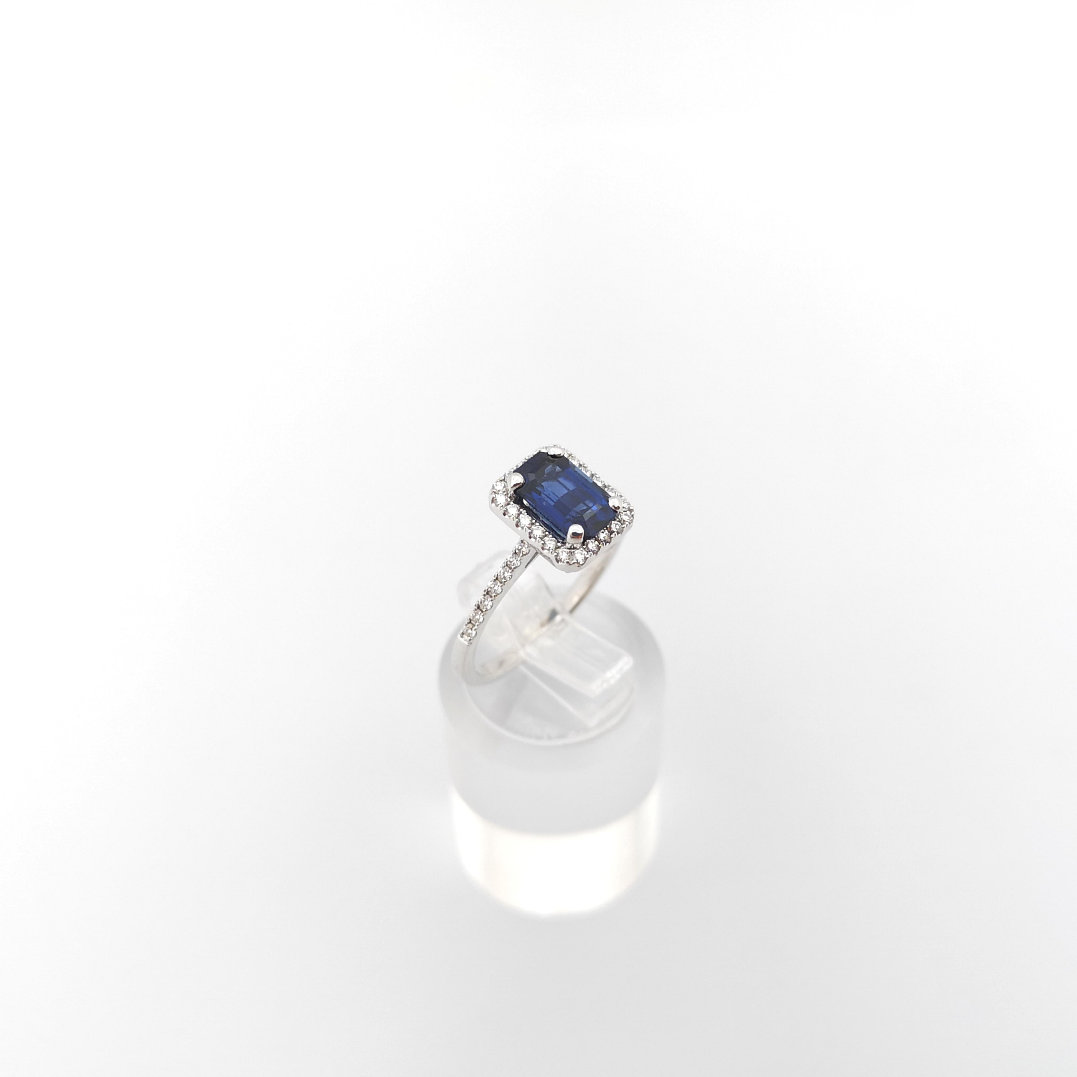 Bague en saphir bleu et diamants sertis en or blanc 18K en vente 4